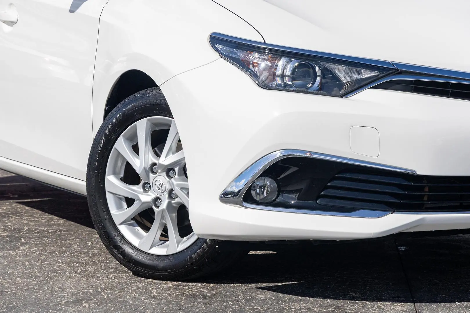 2017 Toyota Corolla Gallery Image 6