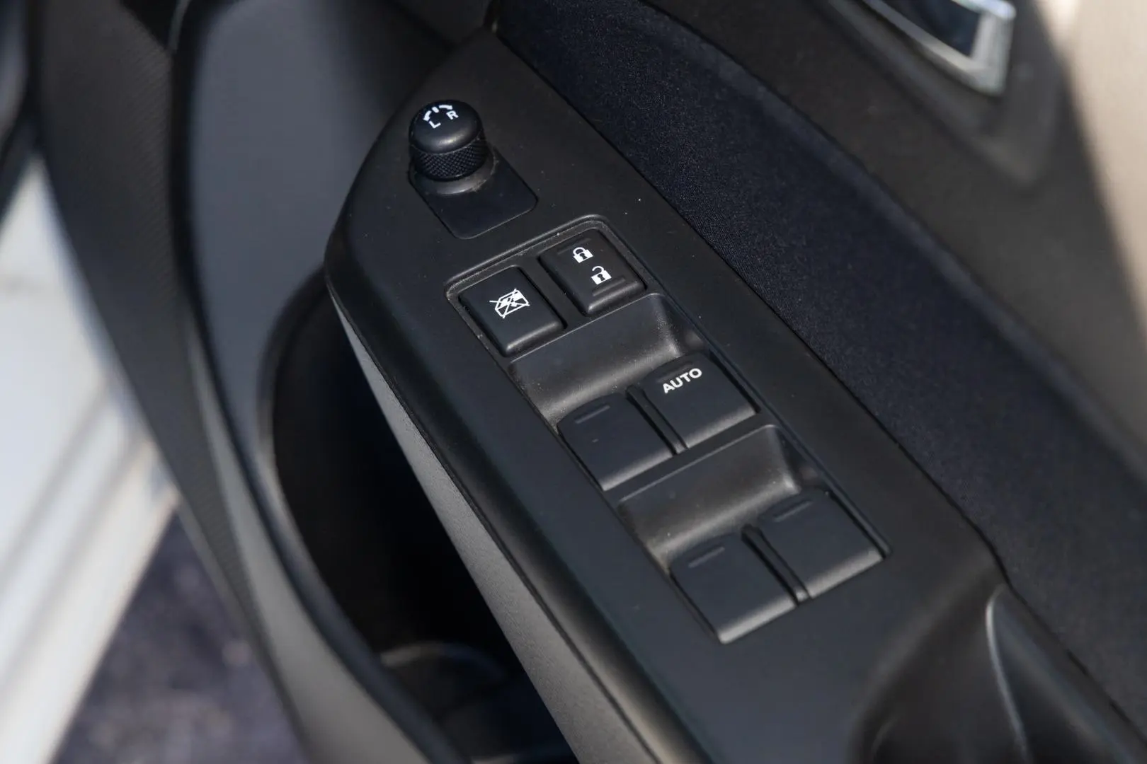 2016 Suzuki Swift Gallery Image 16