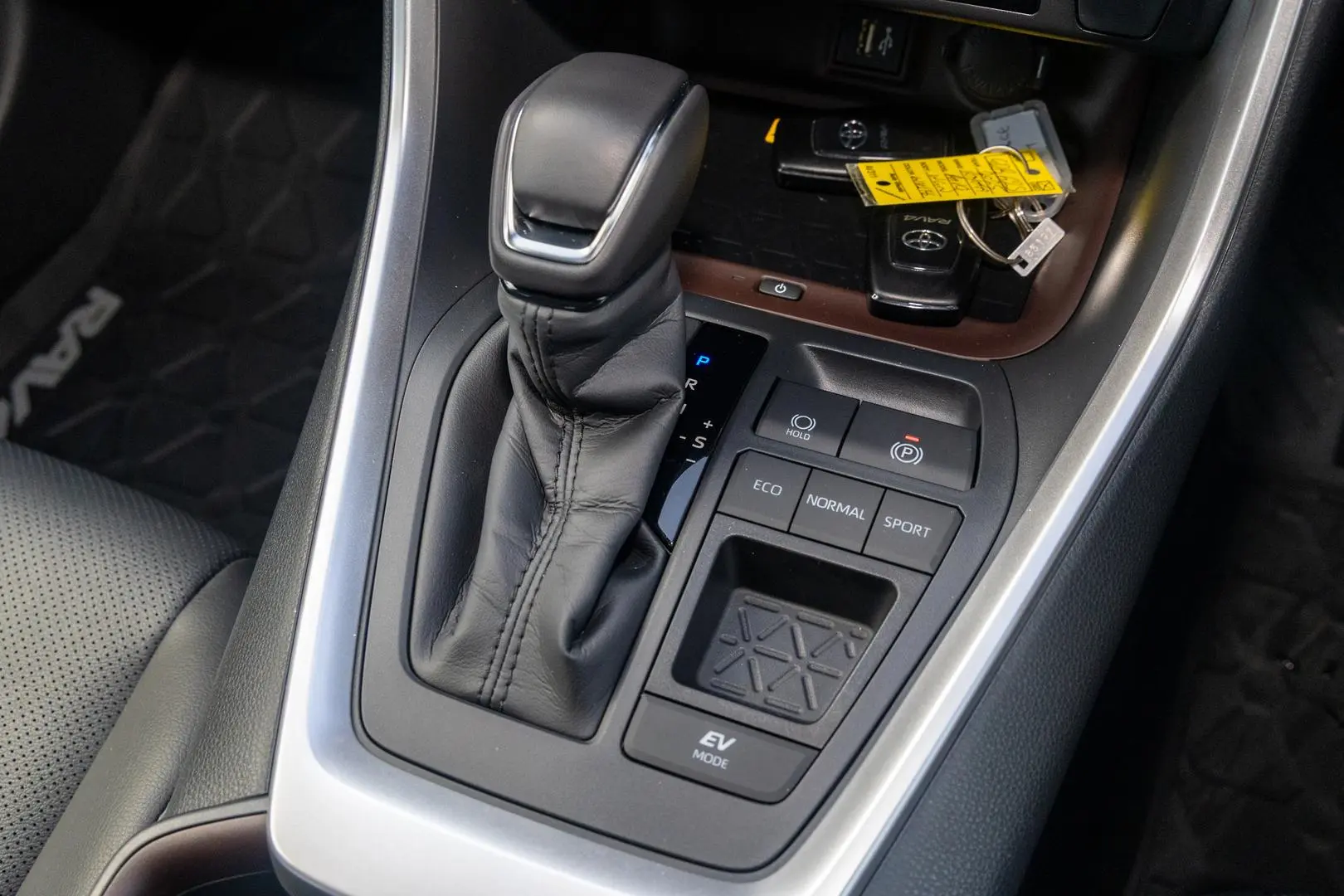 2025 Toyota RAV4 Gallery Image 17