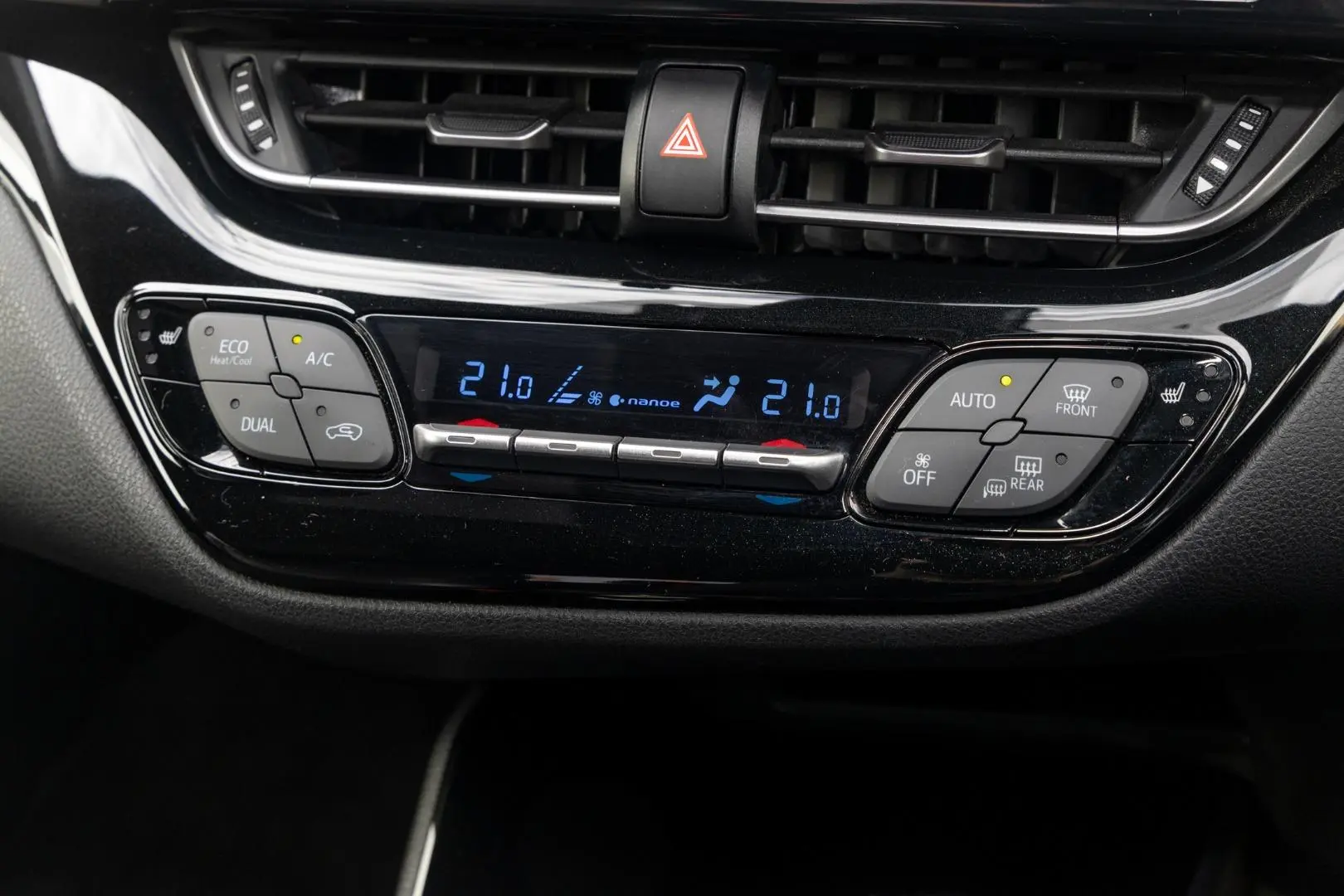 2018 Toyota C-HR Gallery Image 16