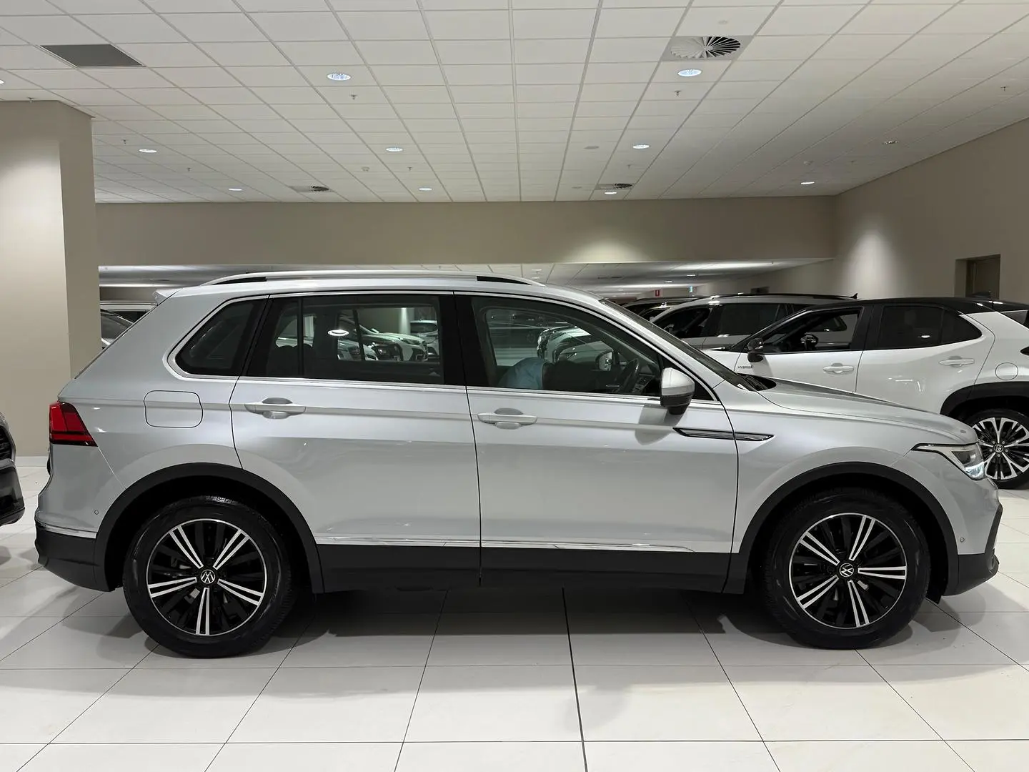 2023 Volkswagen Tiguan Gallery Image 2