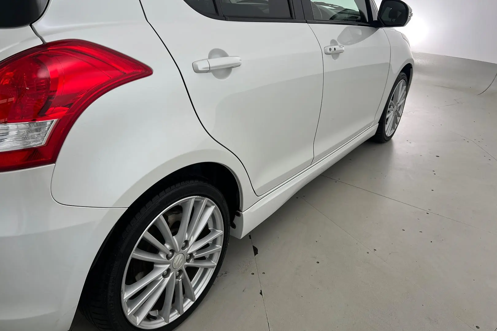 2016 Suzuki Swift Gallery Image 23