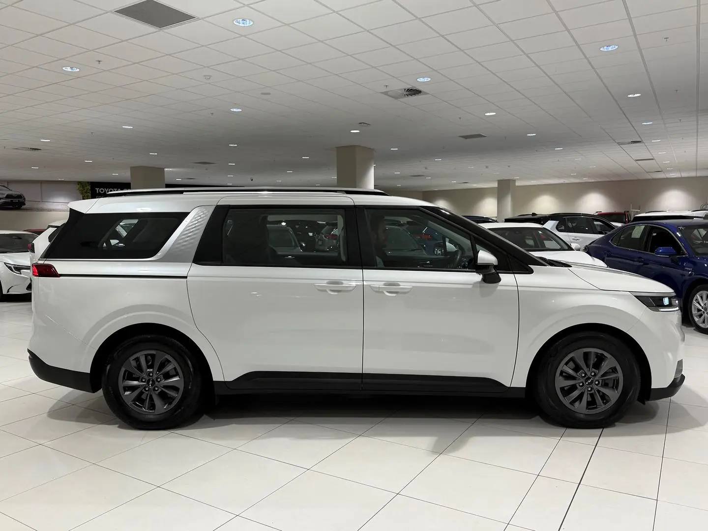 2022 Kia Carnival Gallery Image 2