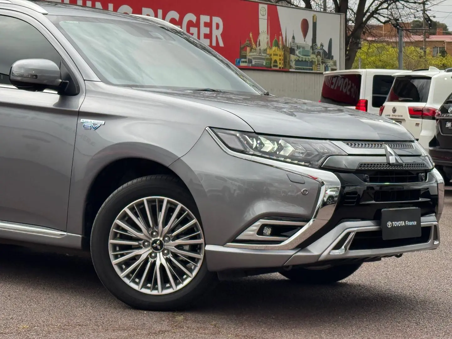 2020 Mitsubishi Outlander Gallery Image 2
