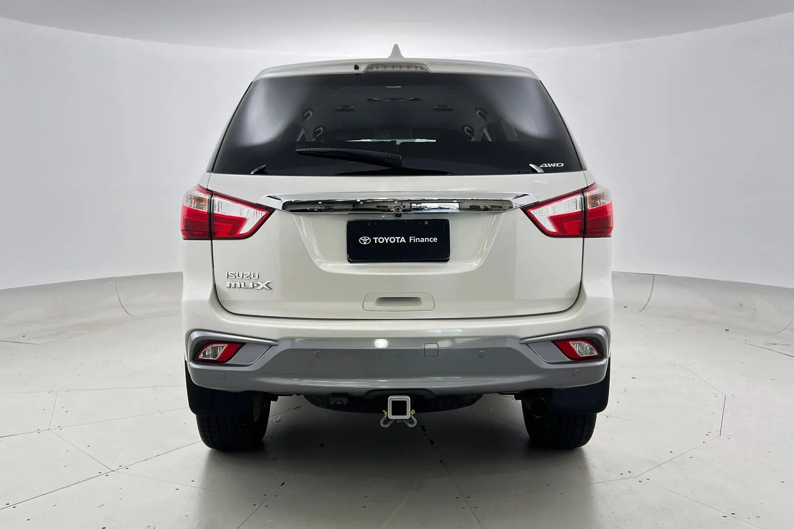 2018 Isuzu MU-X Gallery Image 3