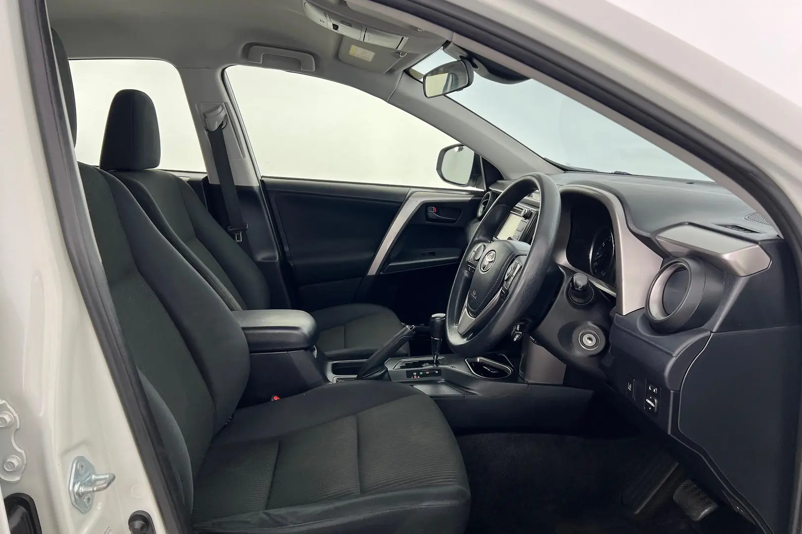 2017 Toyota RAV4 Gallery Image 11