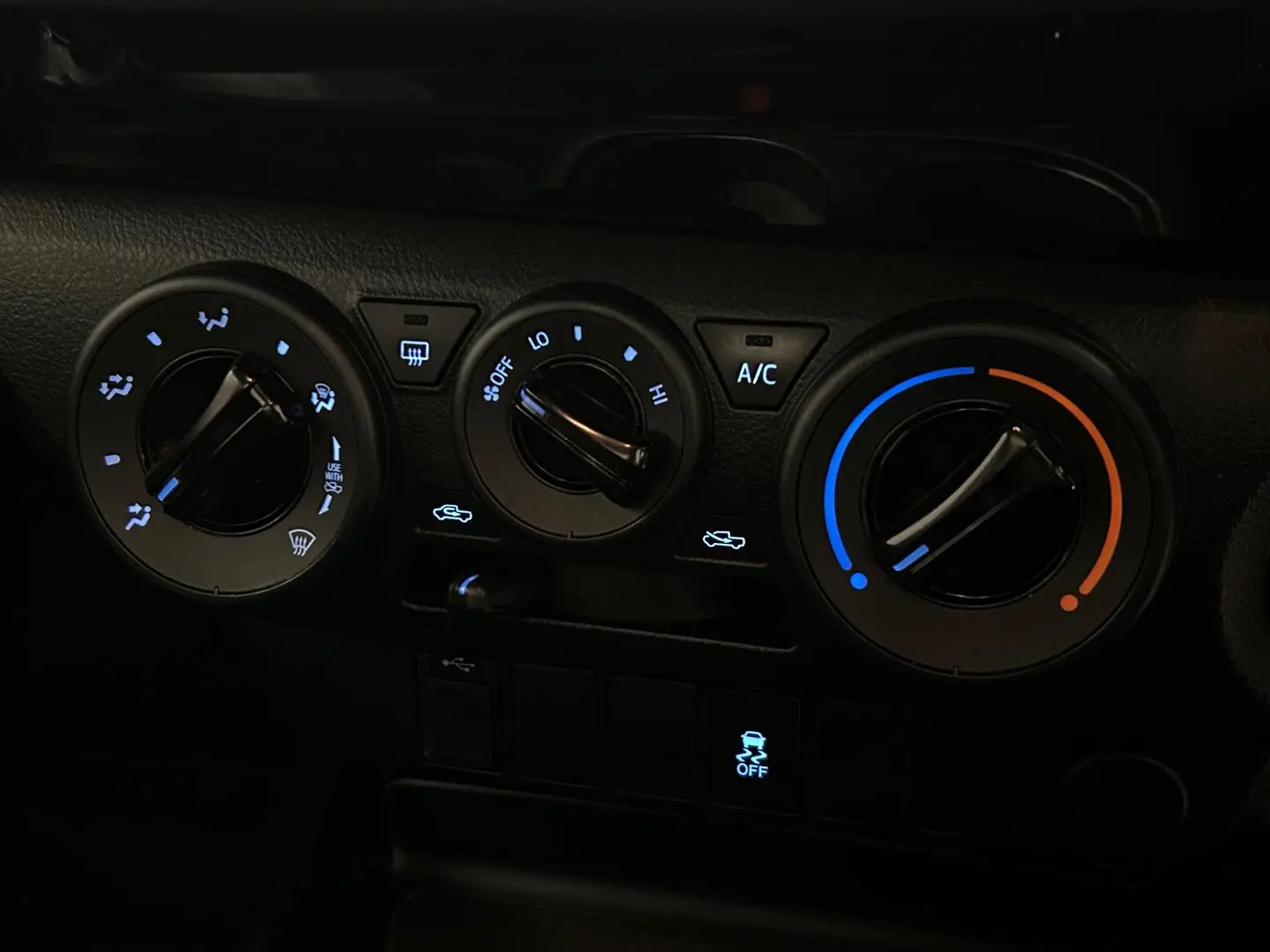 2016 Toyota Hilux Gallery Image 18