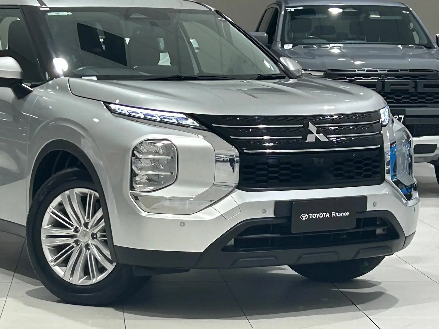 2022 Mitsubishi Outlander Gallery Image 2