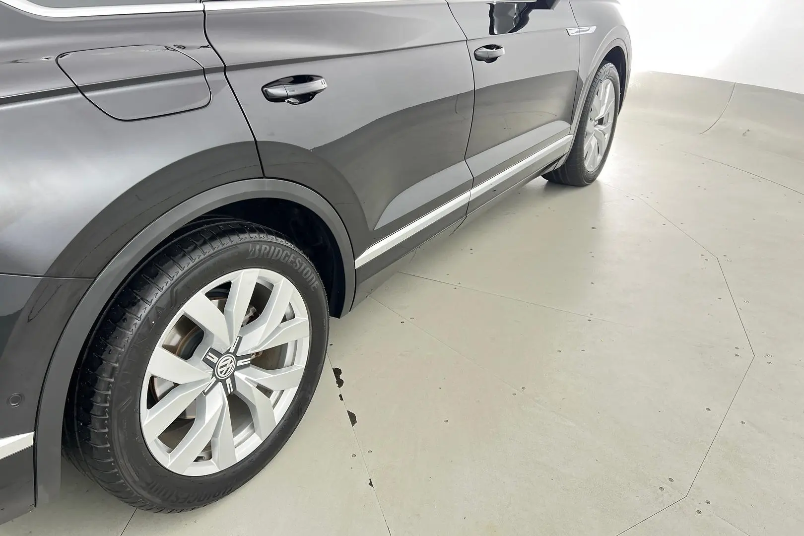 2020 Volkswagen Touareg Gallery Image 11