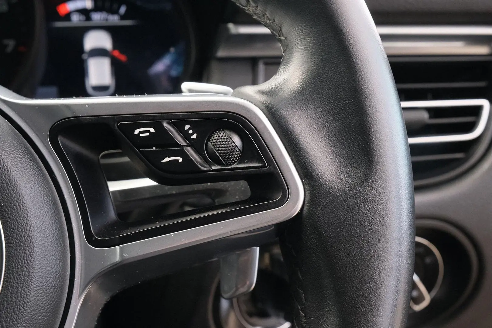 2020 Porsche Macan Gallery Image 15