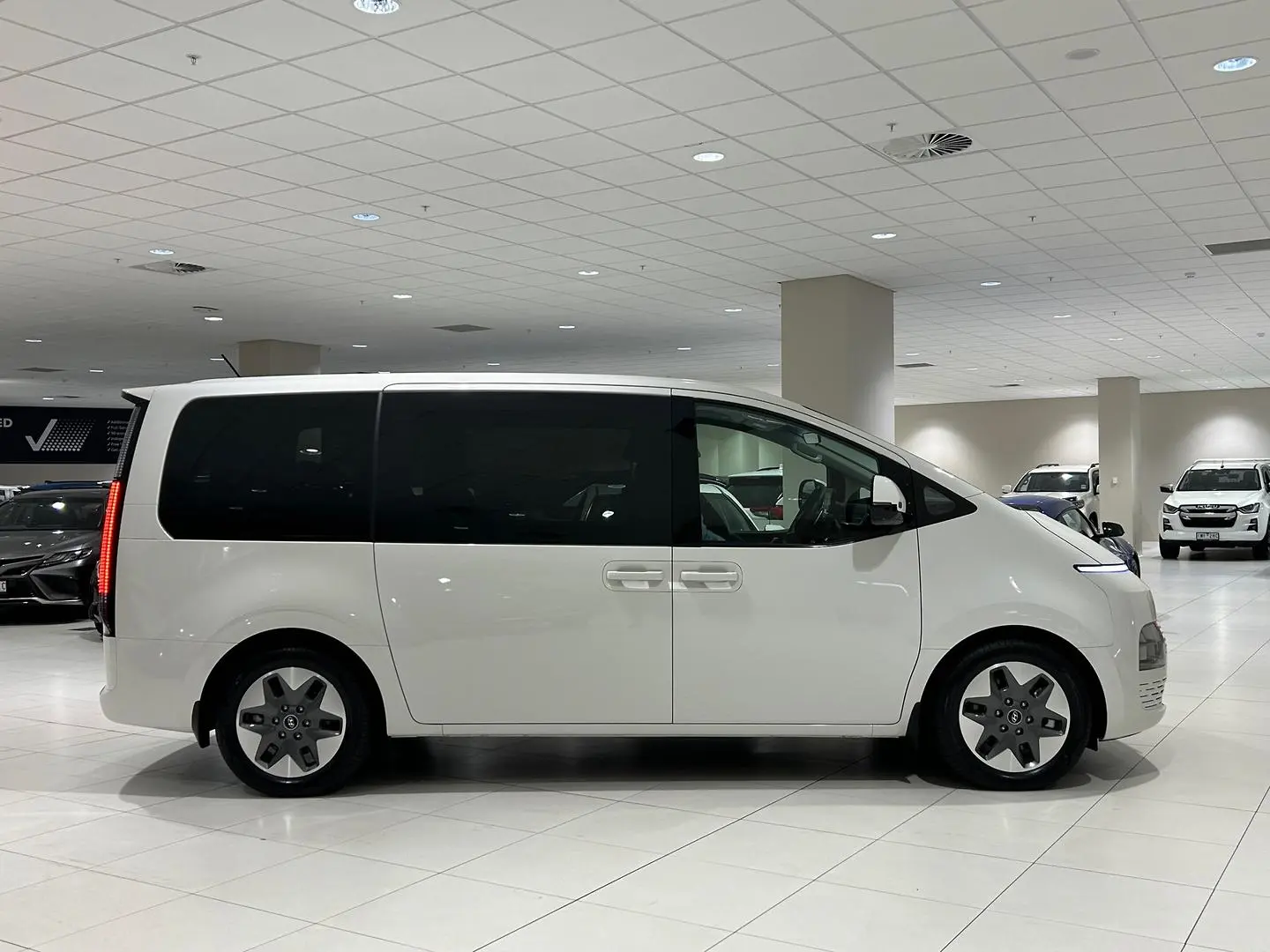 2022 Hyundai STARIA Gallery Image 2