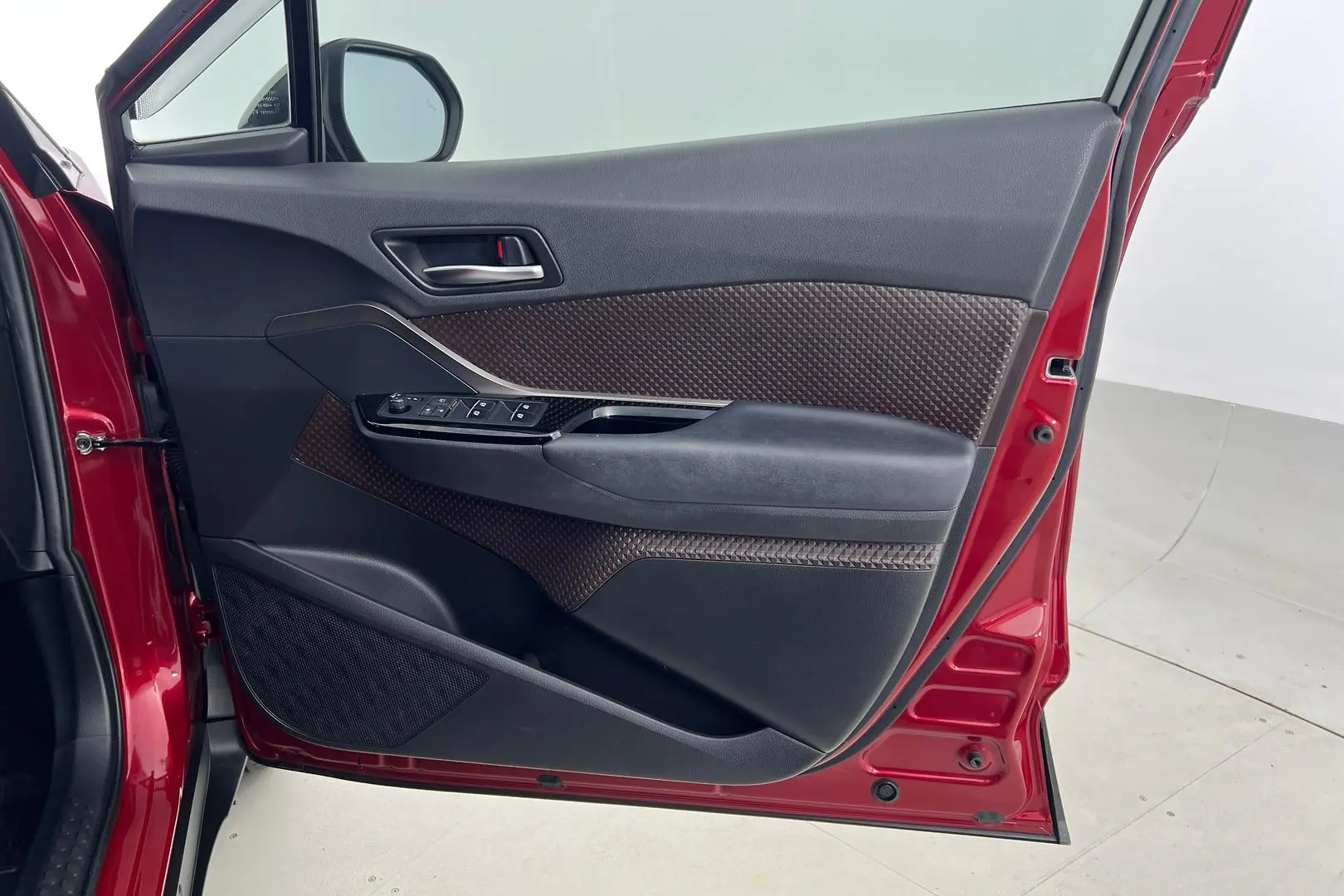 2018 Toyota C-HR Gallery Image 10