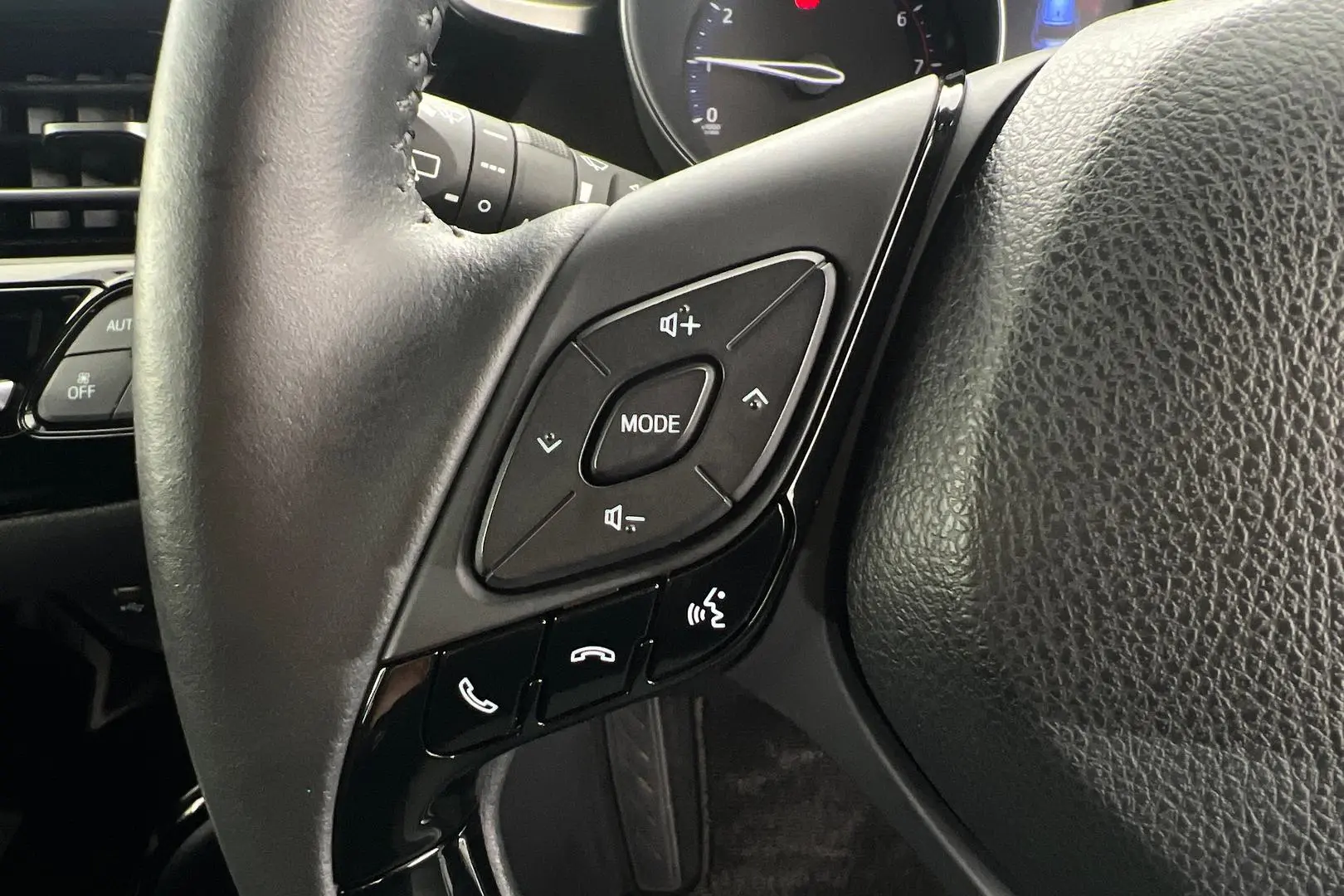 2020 Toyota C-HR Gallery Image 17