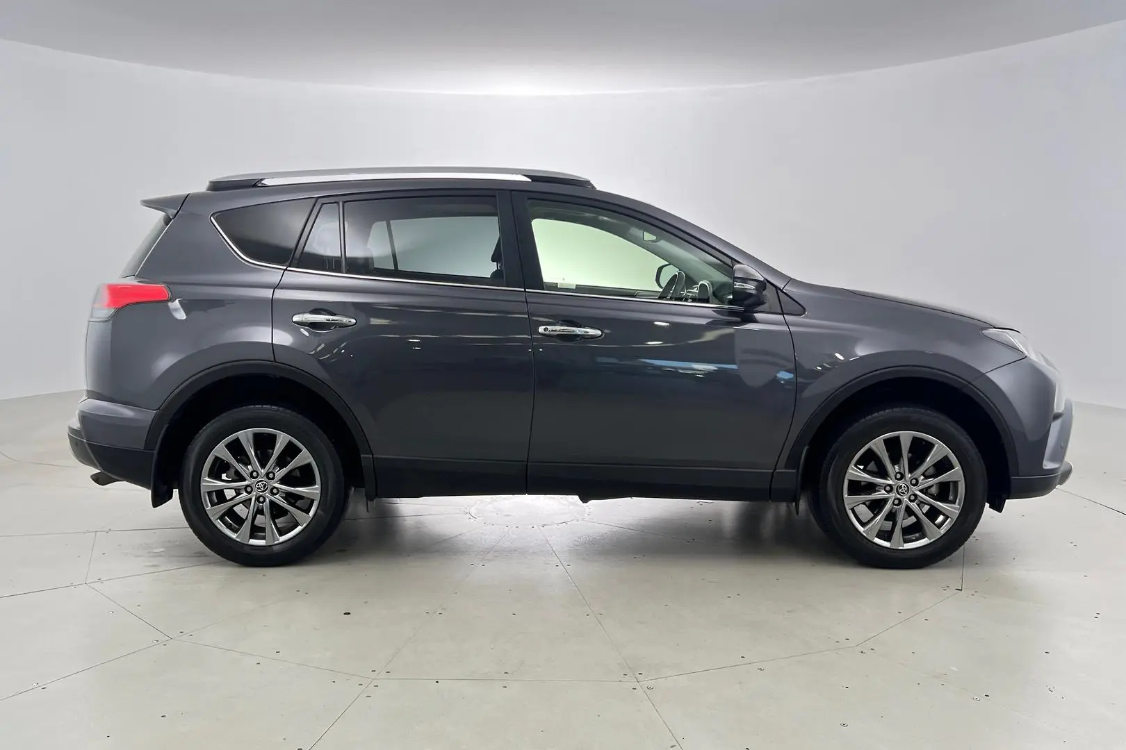 2018 Toyota RAV4 Gallery Image 3