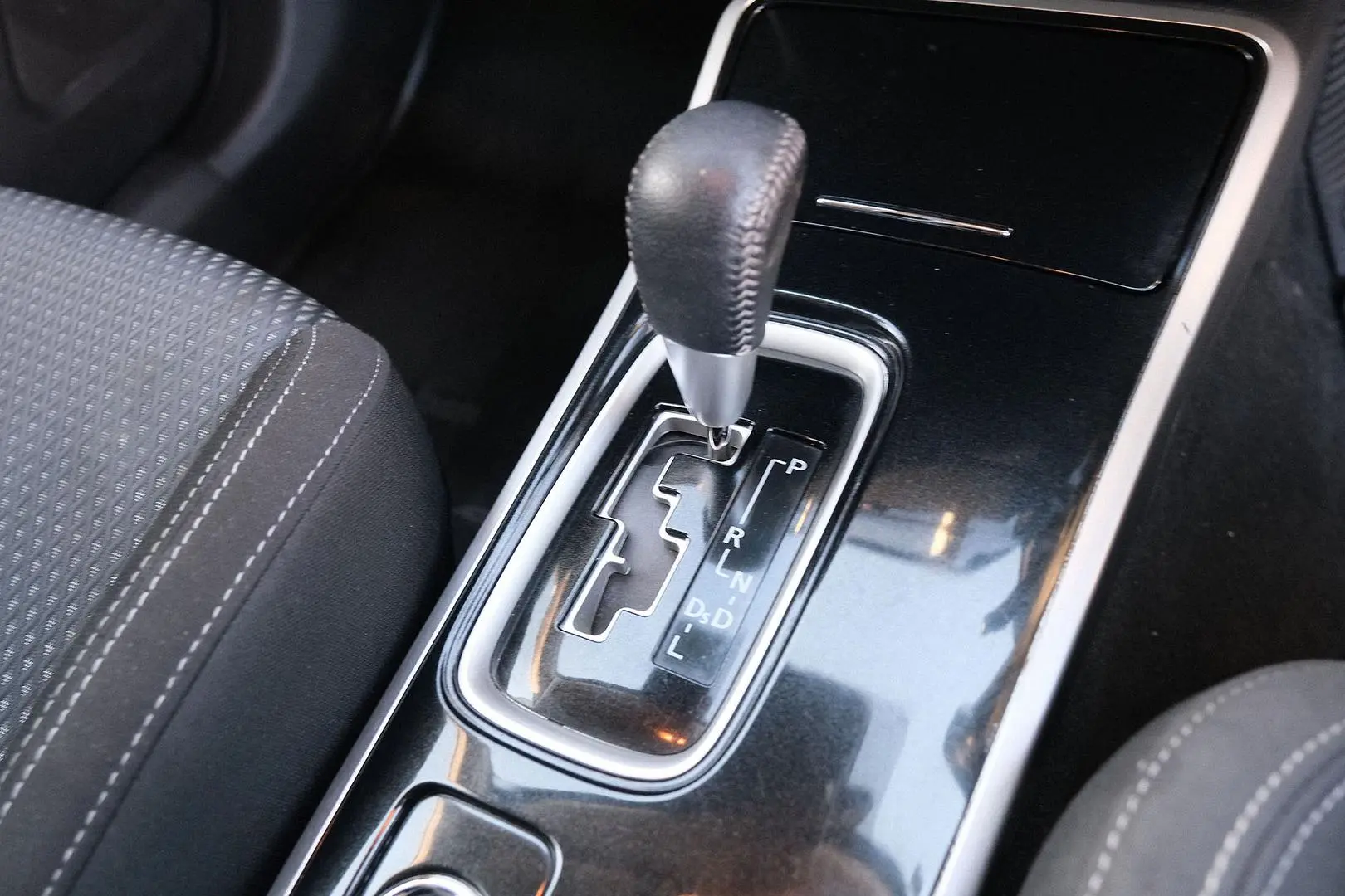 2021 Mitsubishi Outlander Gallery Image 18