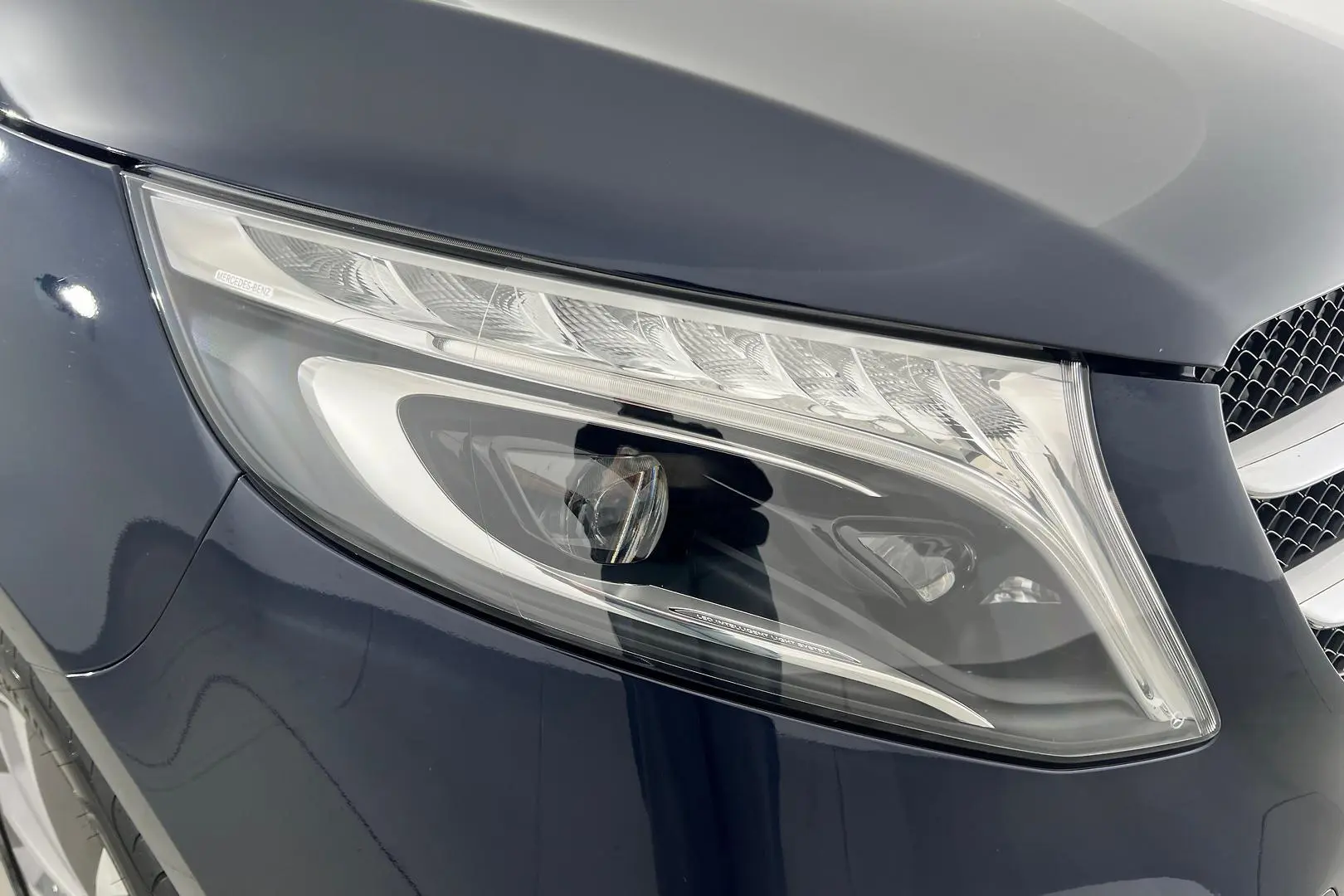 2021 Mercedes-Benz V-Class Gallery Image 2