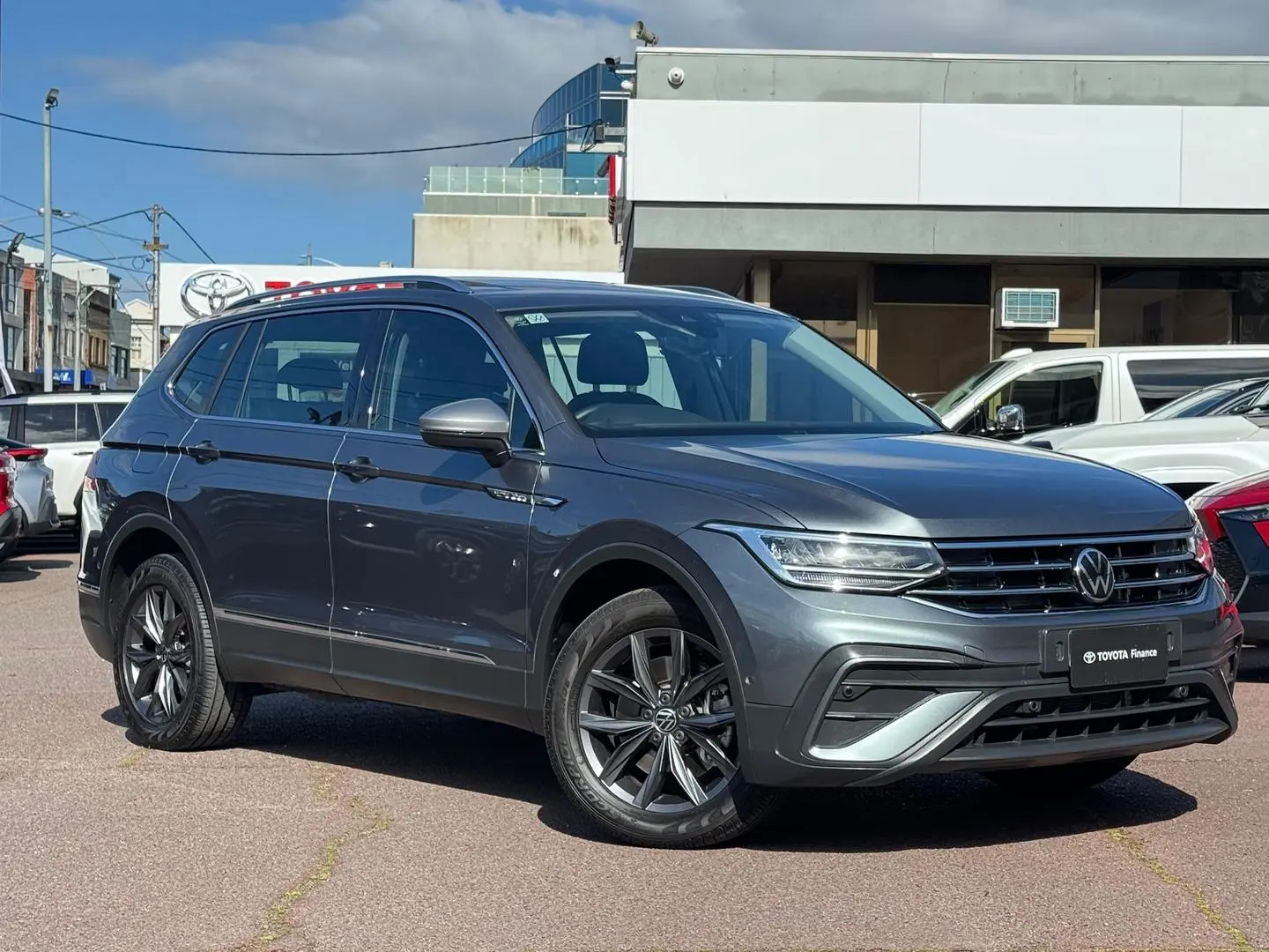 2023 Volkswagen Tiguan Gallery Image 1