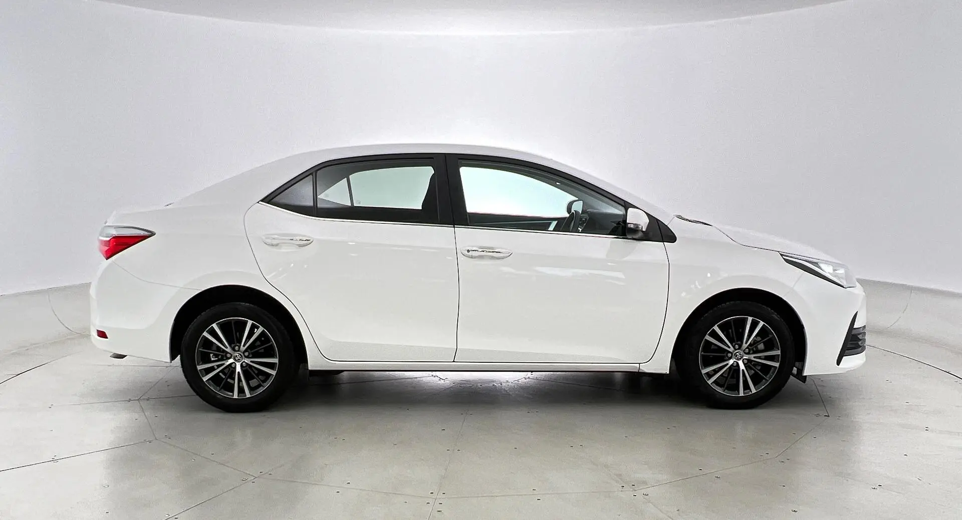 2018 Toyota Corolla Image 2