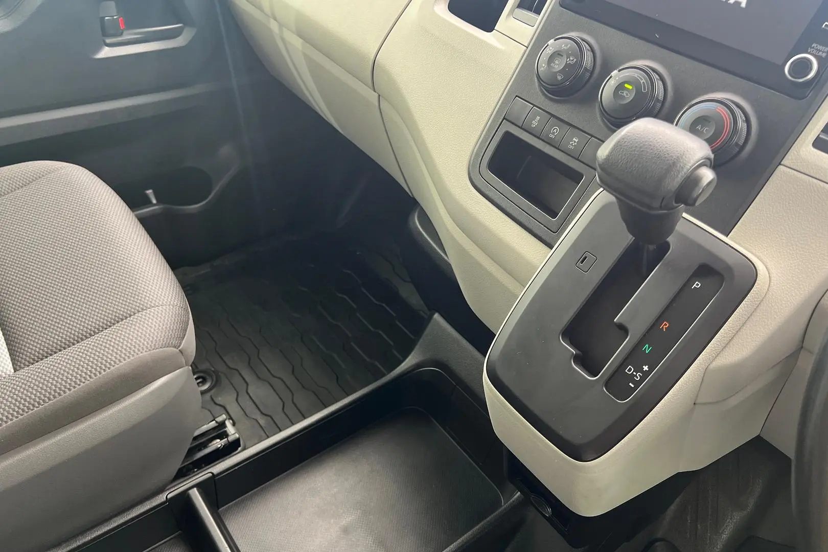 2020 Toyota Hiace Gallery Image 14