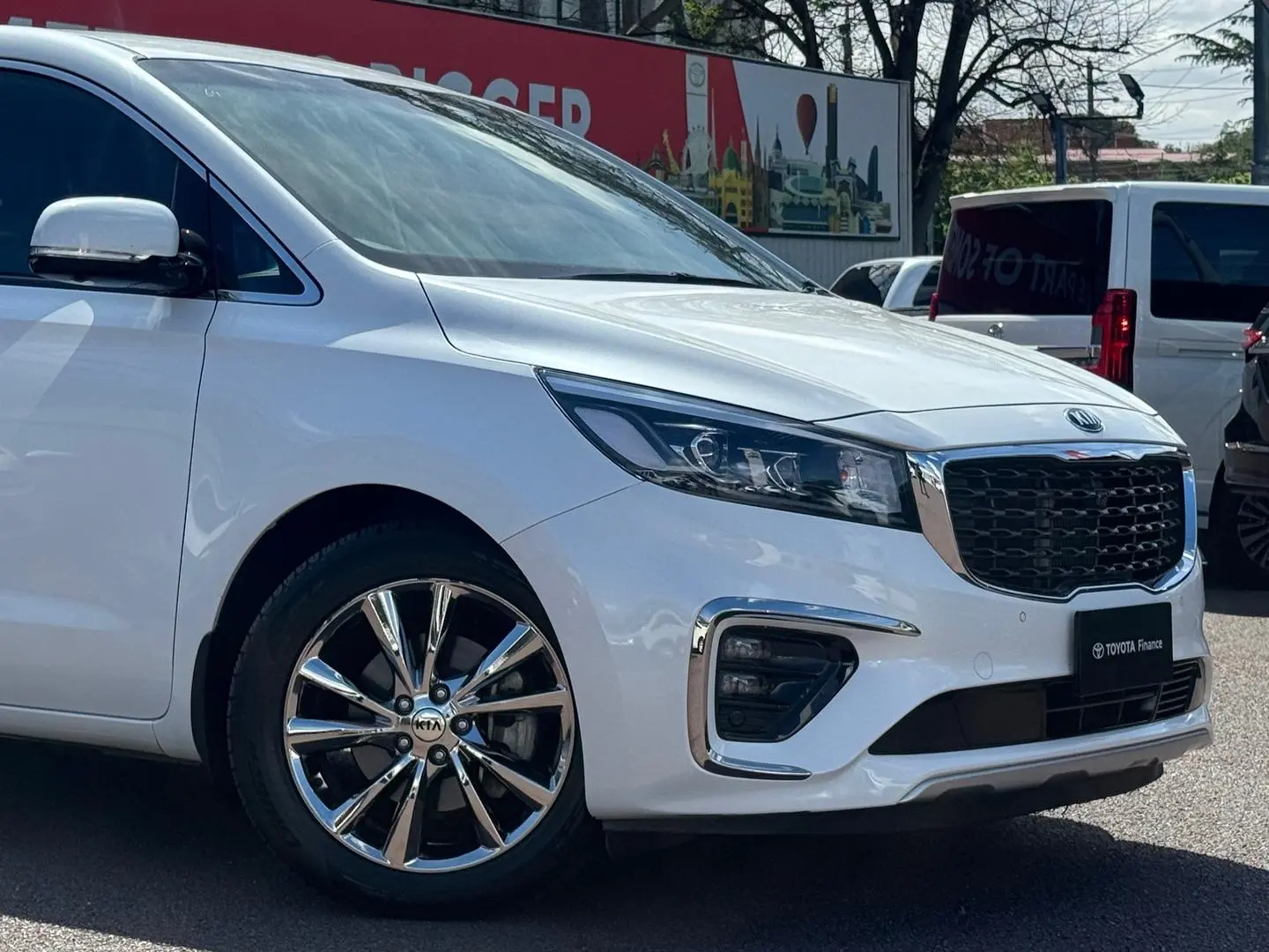 2019 Kia Carnival Gallery Image 2