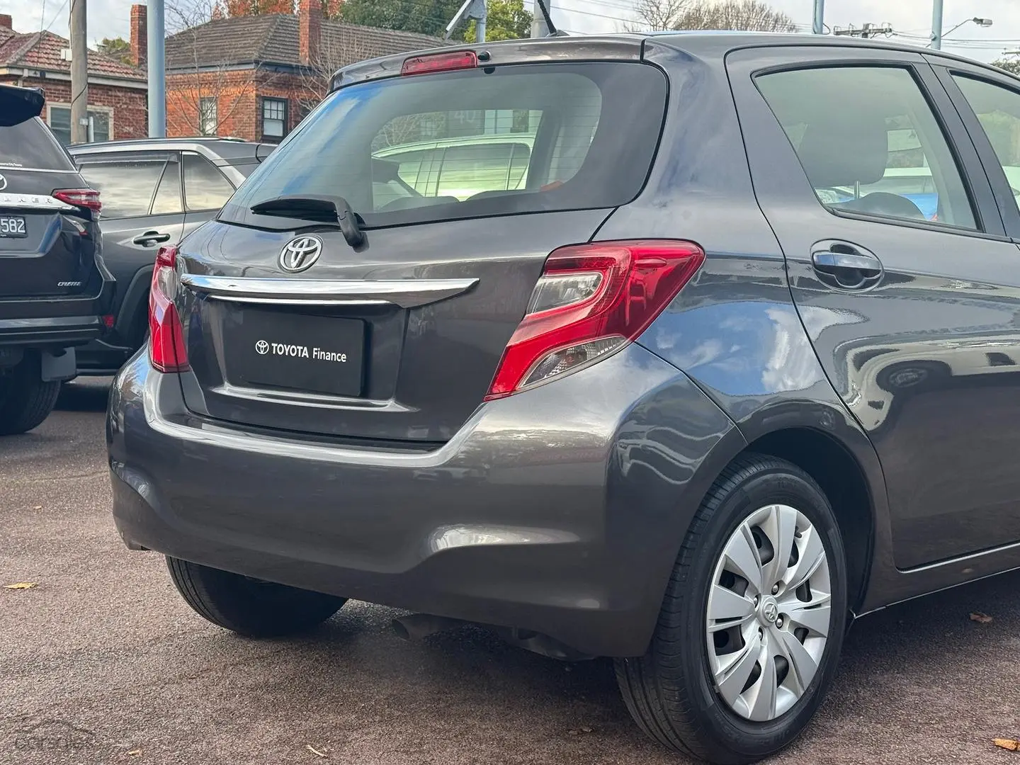 2015 Toyota Yaris Image 5