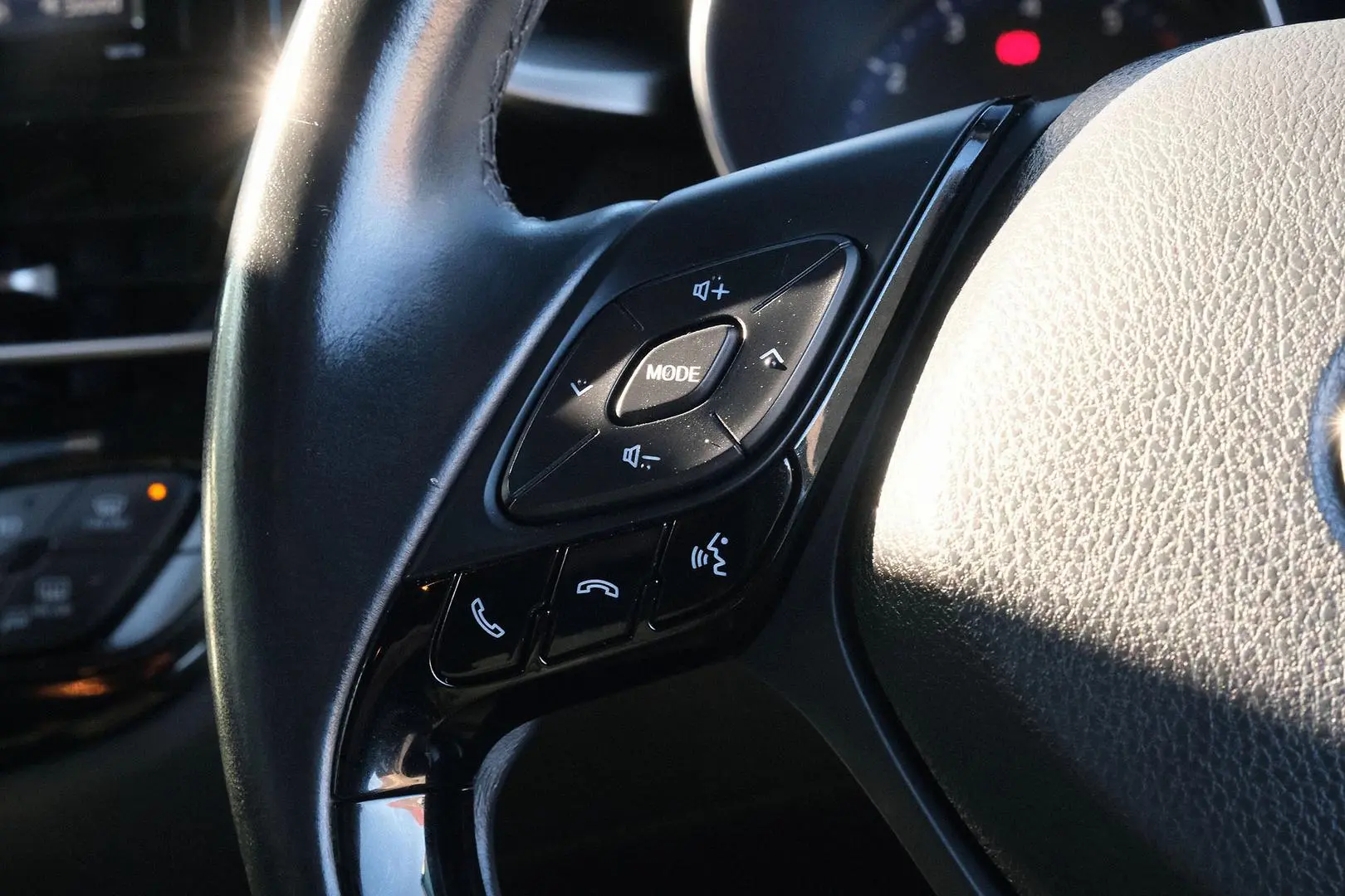 2018 Toyota C-HR Gallery Image 15