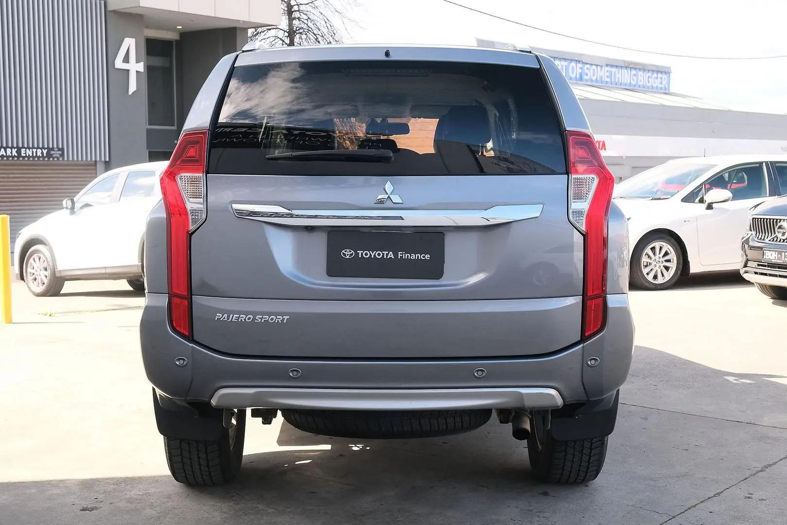 2017 Mitsubishi Pajero Sport Gallery Image 4