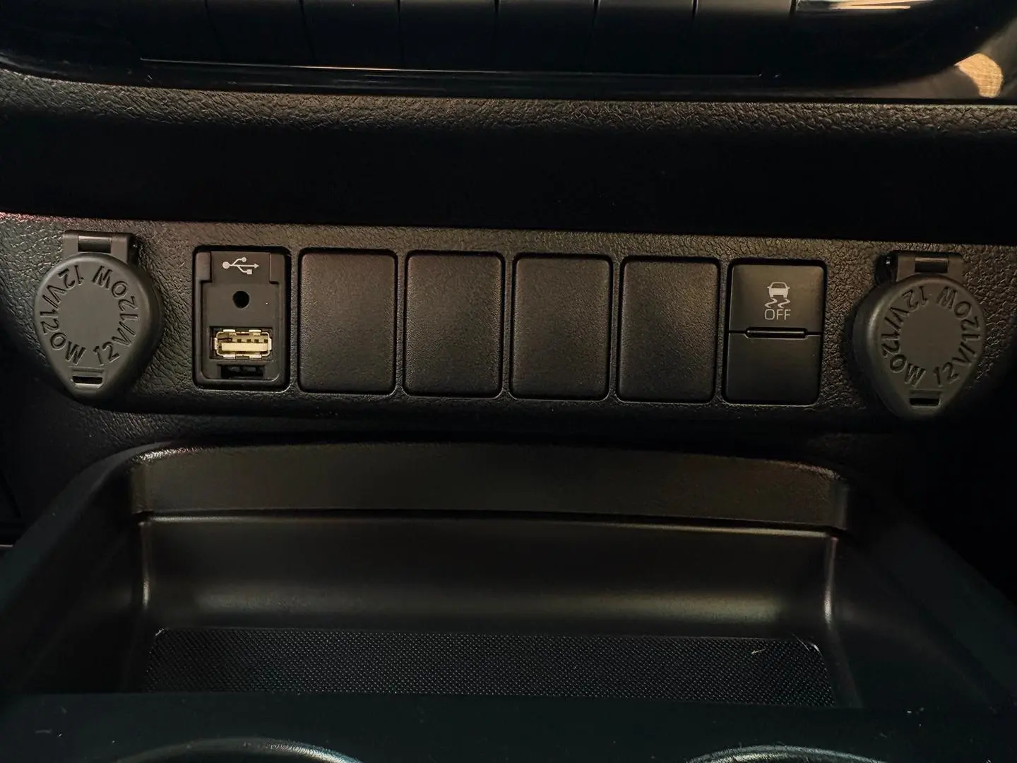 2022 Toyota Hilux Gallery Image 25
