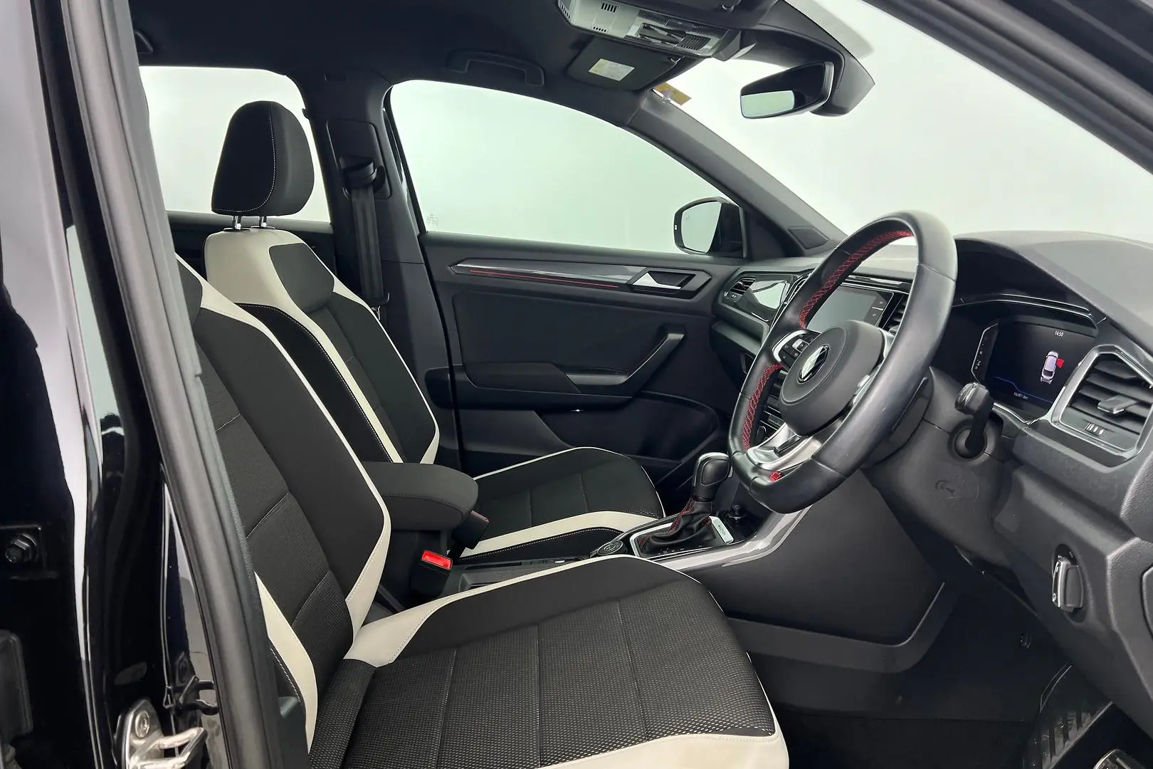 2021 Volkswagen T-Roc Gallery Image 11