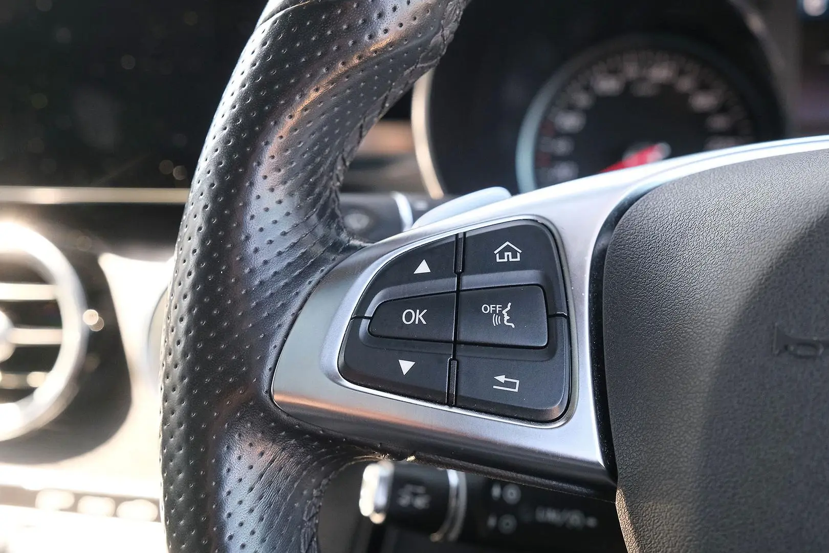 2019 Mercedes-Benz GLC-Class Gallery Image 16