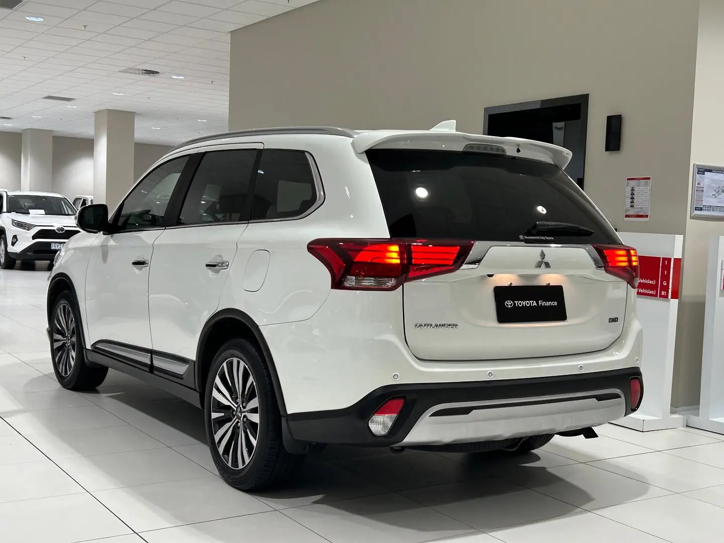 2021 Mitsubishi Outlander Gallery Image 8