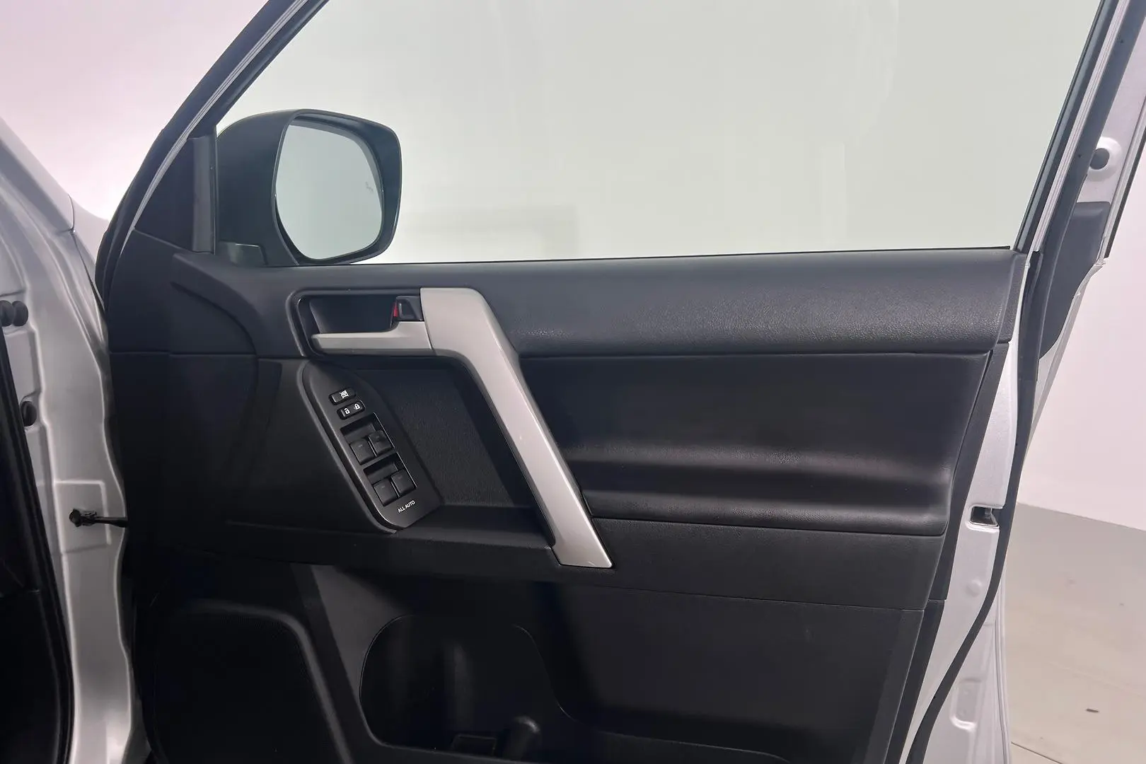2021 Toyota Landcruiser Prado Gallery Image 19