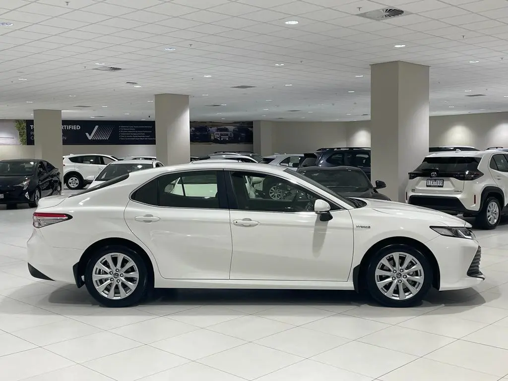 2020 Toyota Camry Gallery Image 2