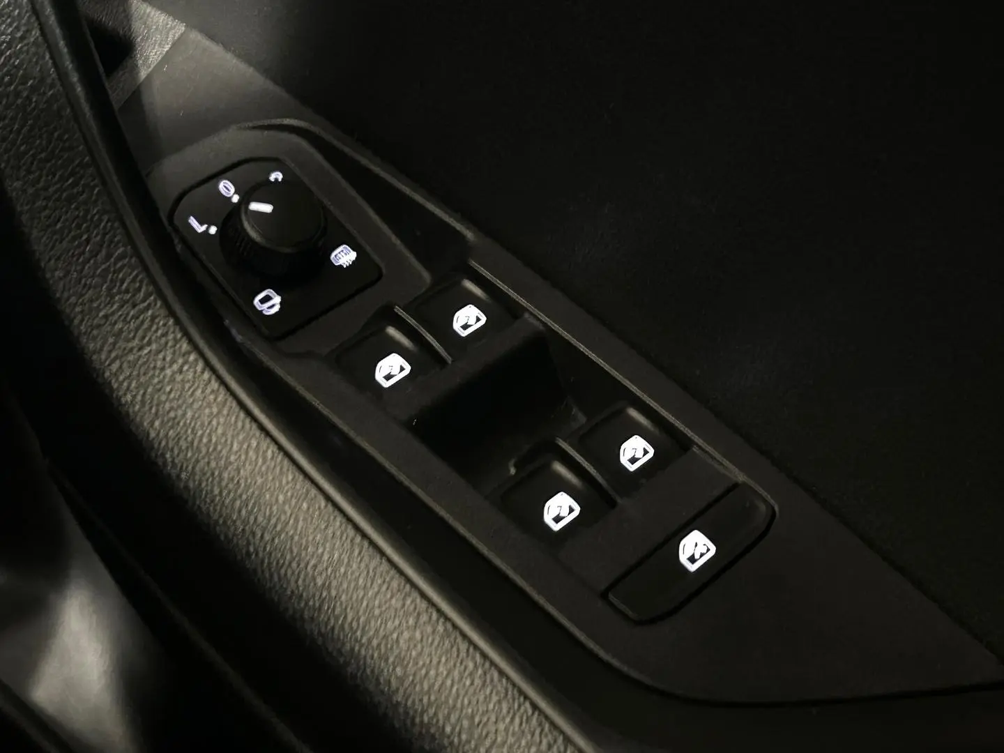 2021 SKODA Karoq Gallery Image 24