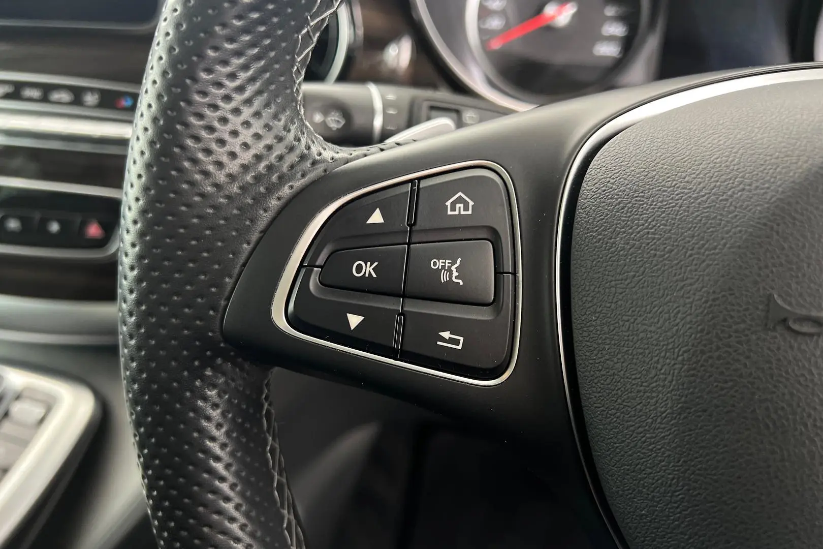 2021 Mercedes-Benz V-Class Gallery Image 16