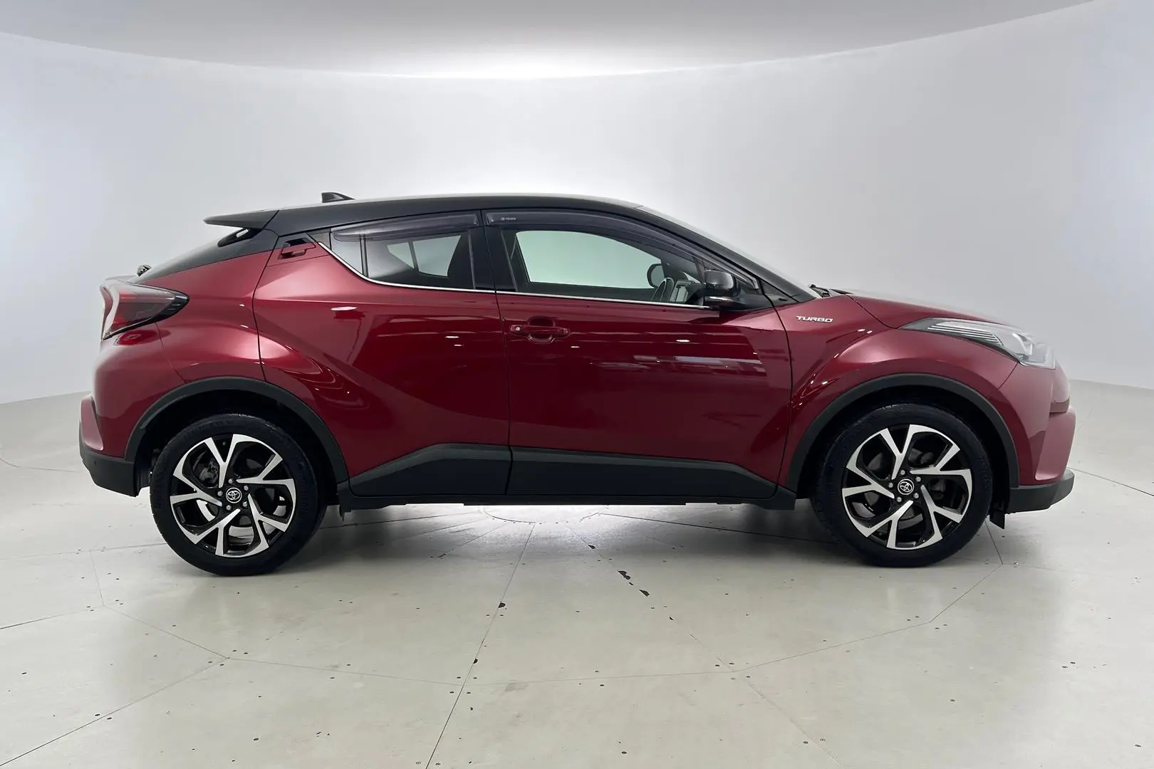 2018 Toyota C-HR Gallery Image 5
