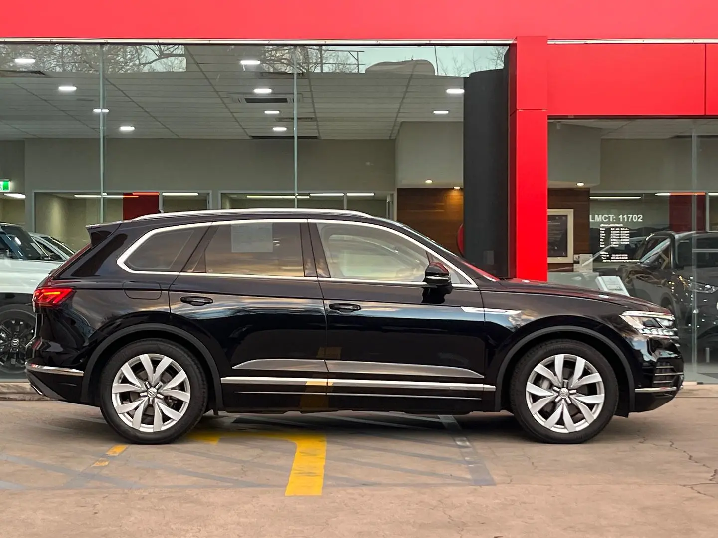 2020 Volkswagen Touareg Gallery Image 3