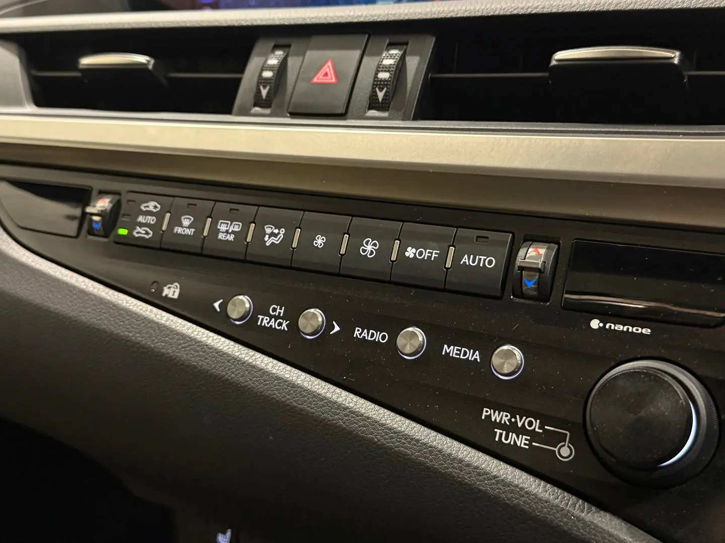 2020 Lexus ES Gallery Image 18