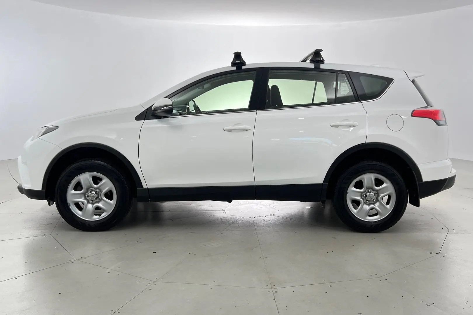 2017 Toyota RAV4 Gallery Image 8