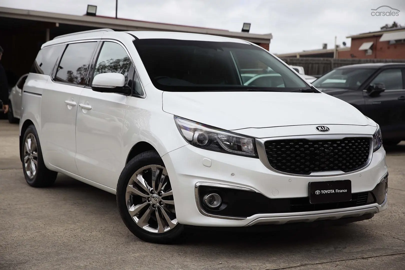 2017 Kia Carnival Image 1