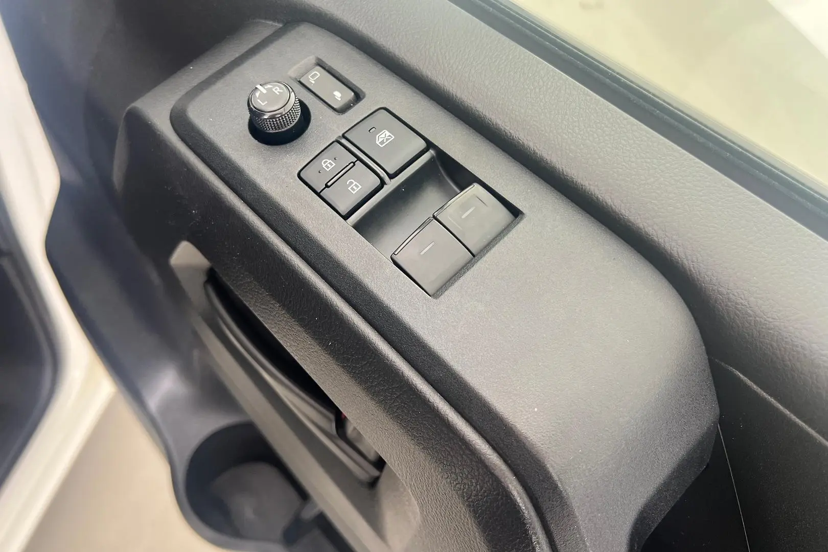 2021 Toyota Hiace Gallery Image 16