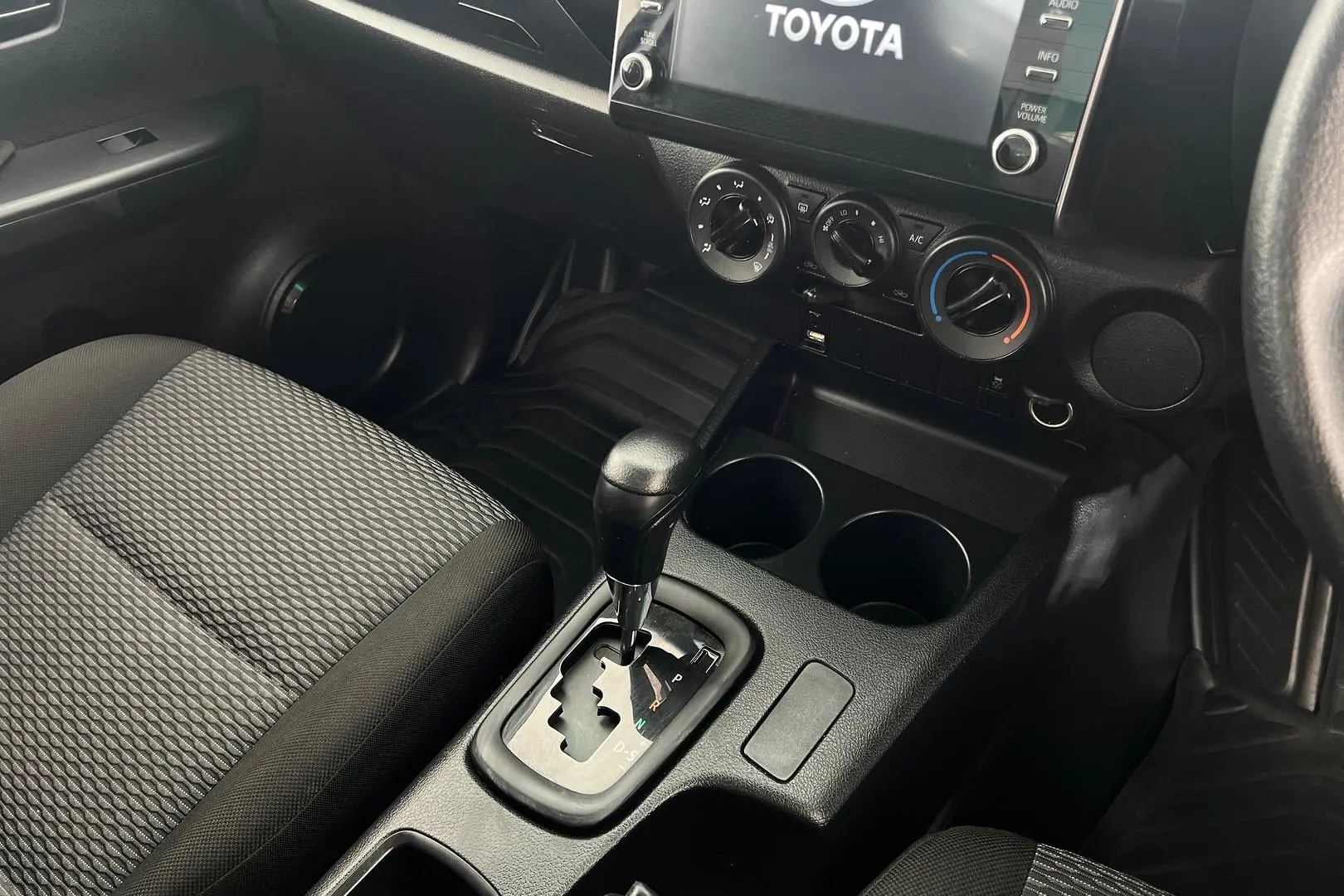 2022 Toyota Hilux Gallery Image 15