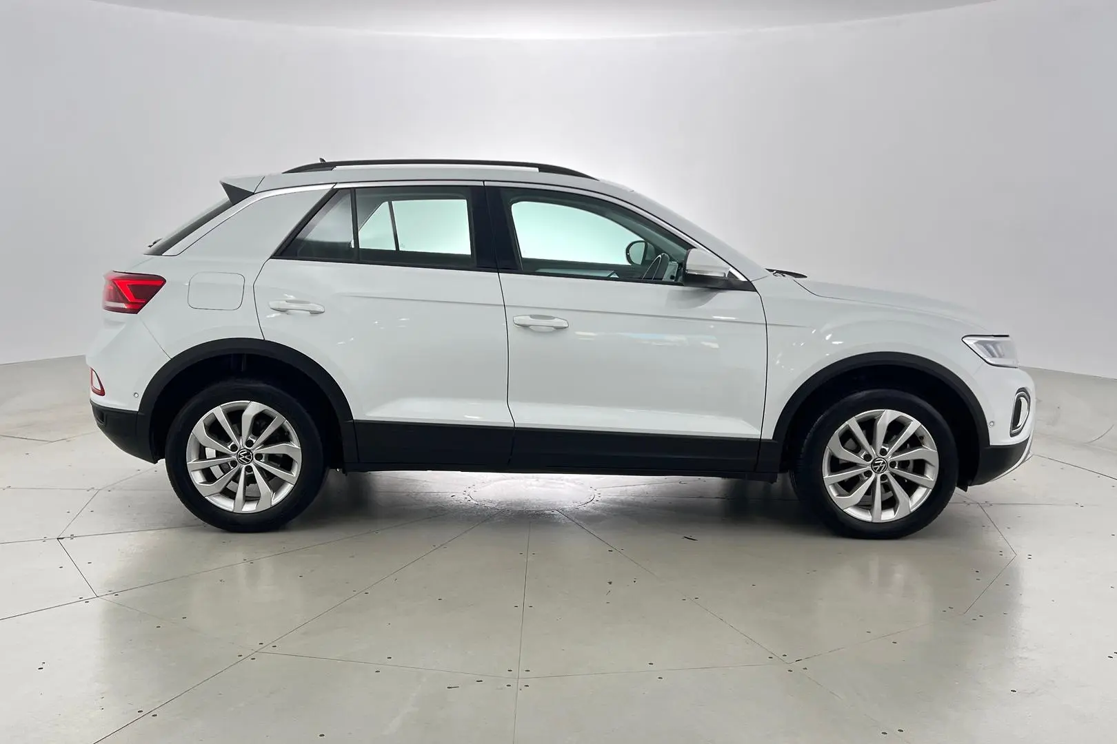 2023 Volkswagen T-Roc Gallery Image 3