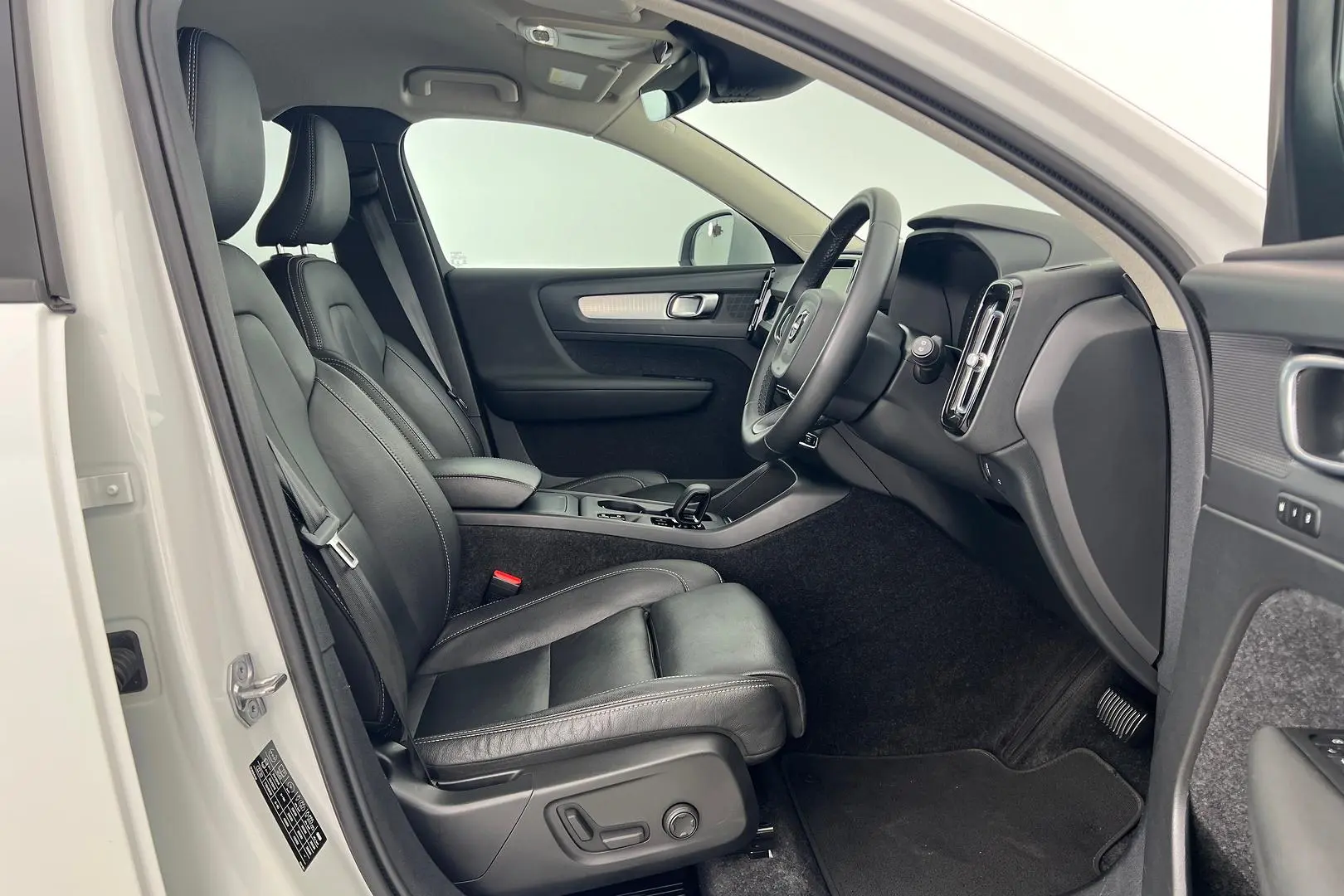 2022 Volvo XC40 Gallery Image 11