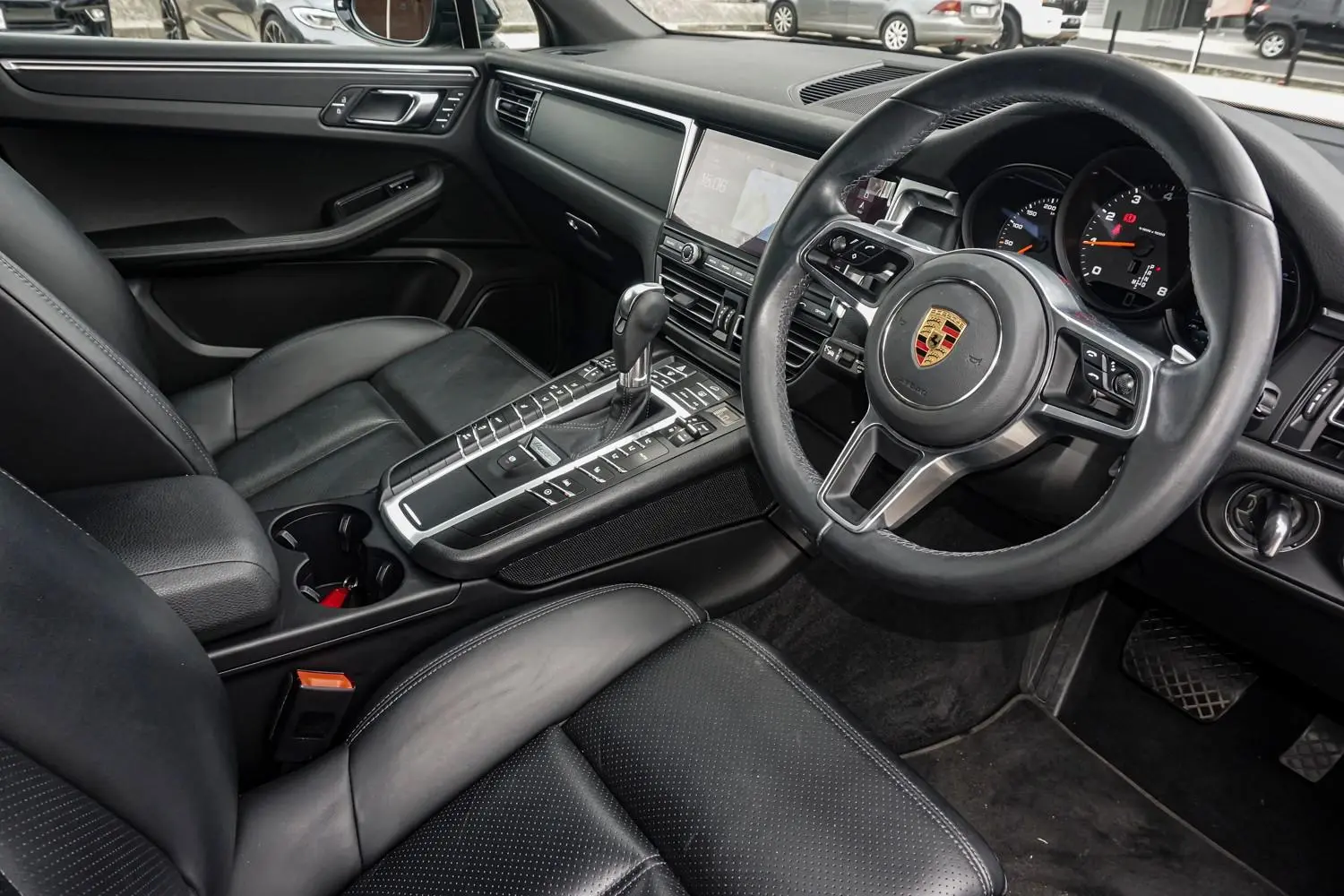 2021 Porsche Macan Gallery Image 6