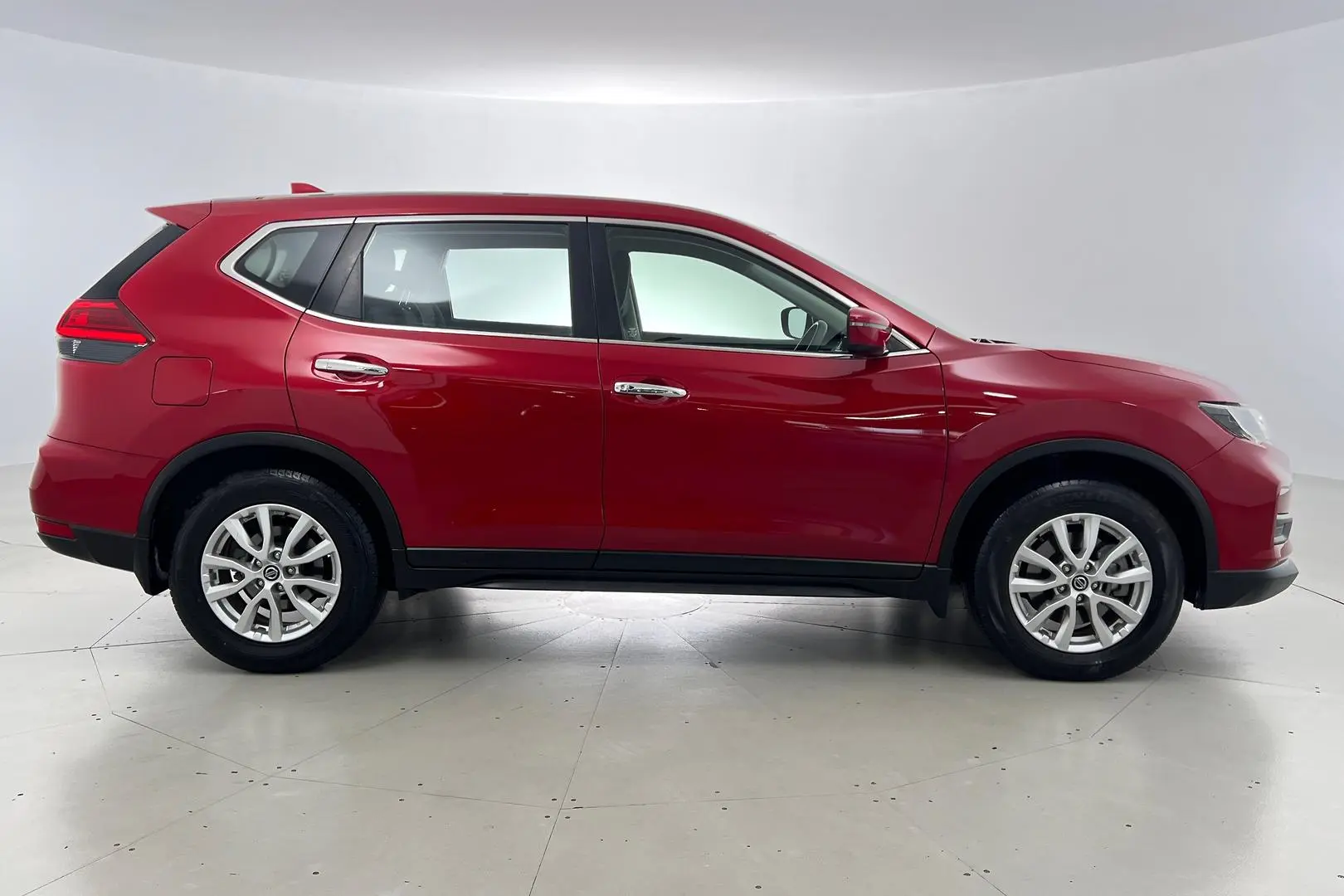 2019 Nissan X-TRAIL Gallery Image 3