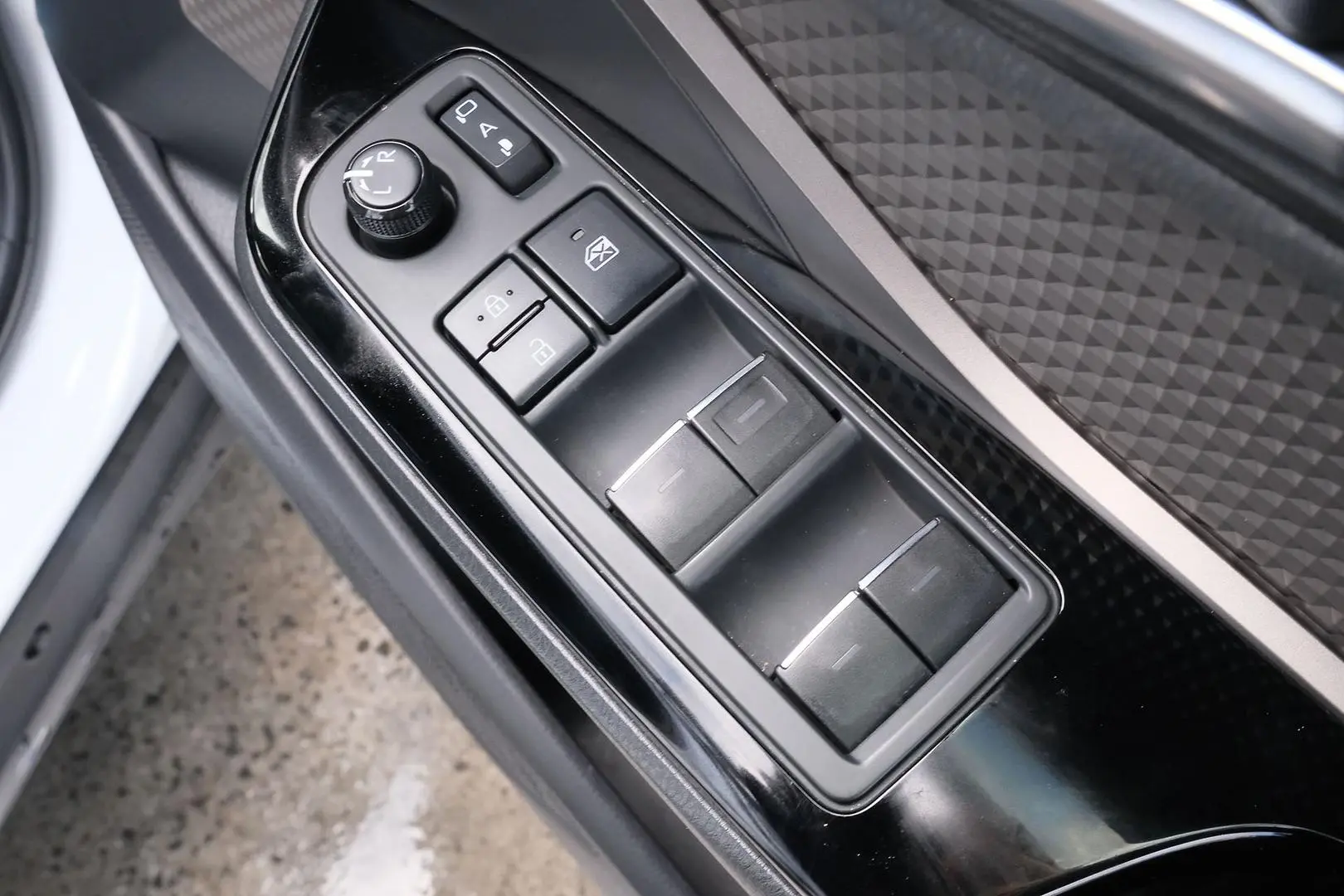 2022 Toyota C-HR Gallery Image 12