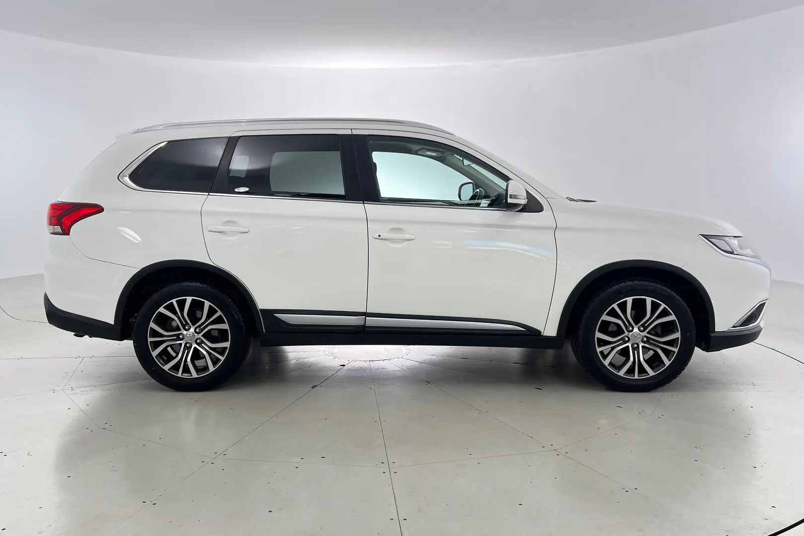 2017 Mitsubishi Outlander Gallery Image 3