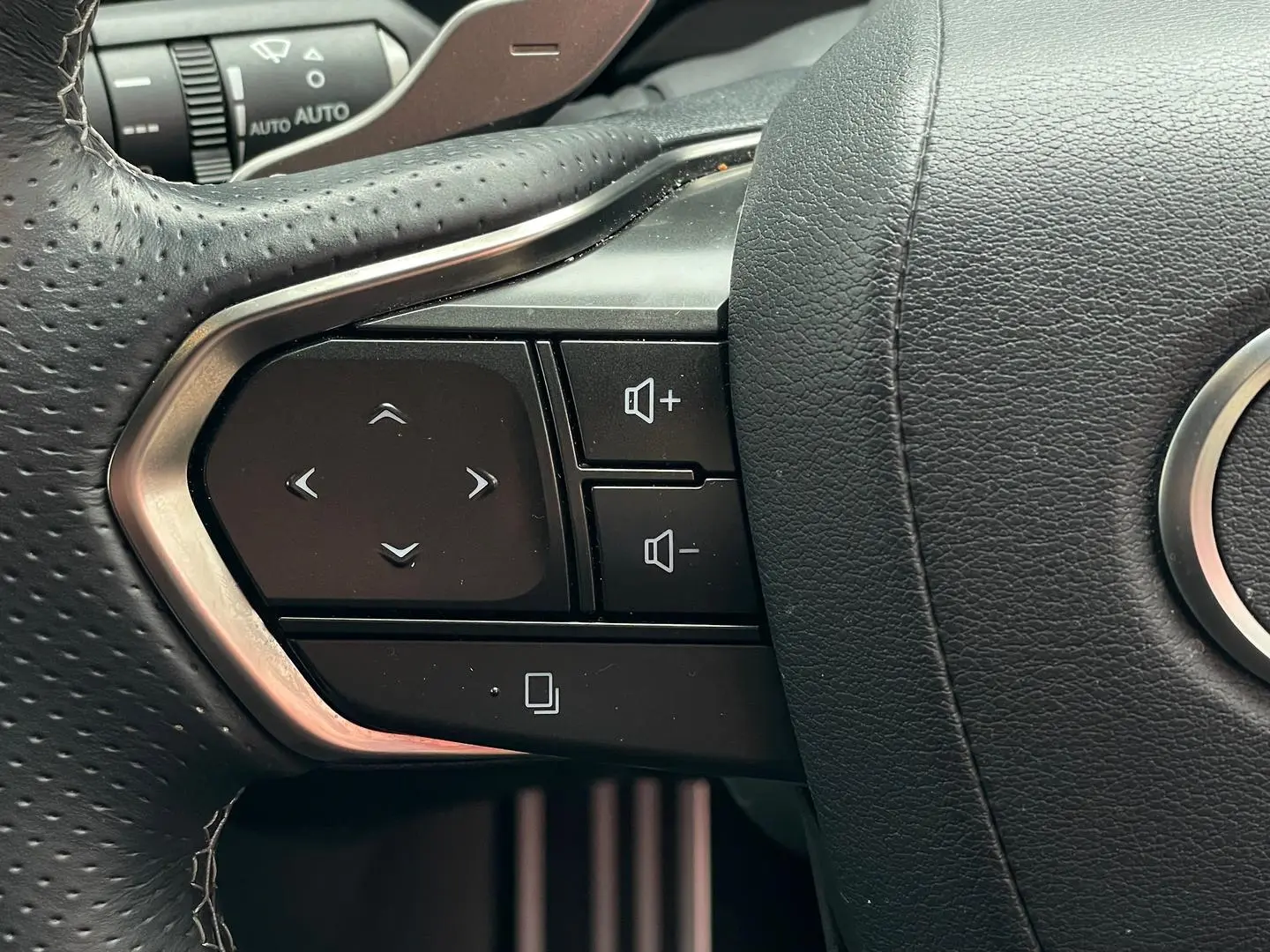 2024 Lexus RX Gallery Image 18