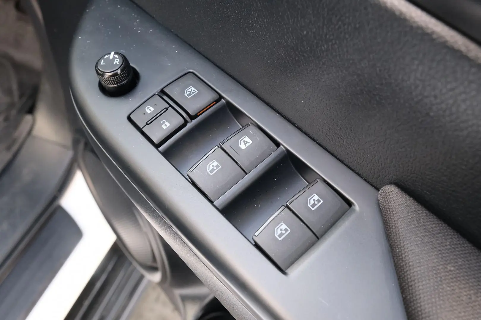 2017 Toyota Hilux Gallery Image 13
